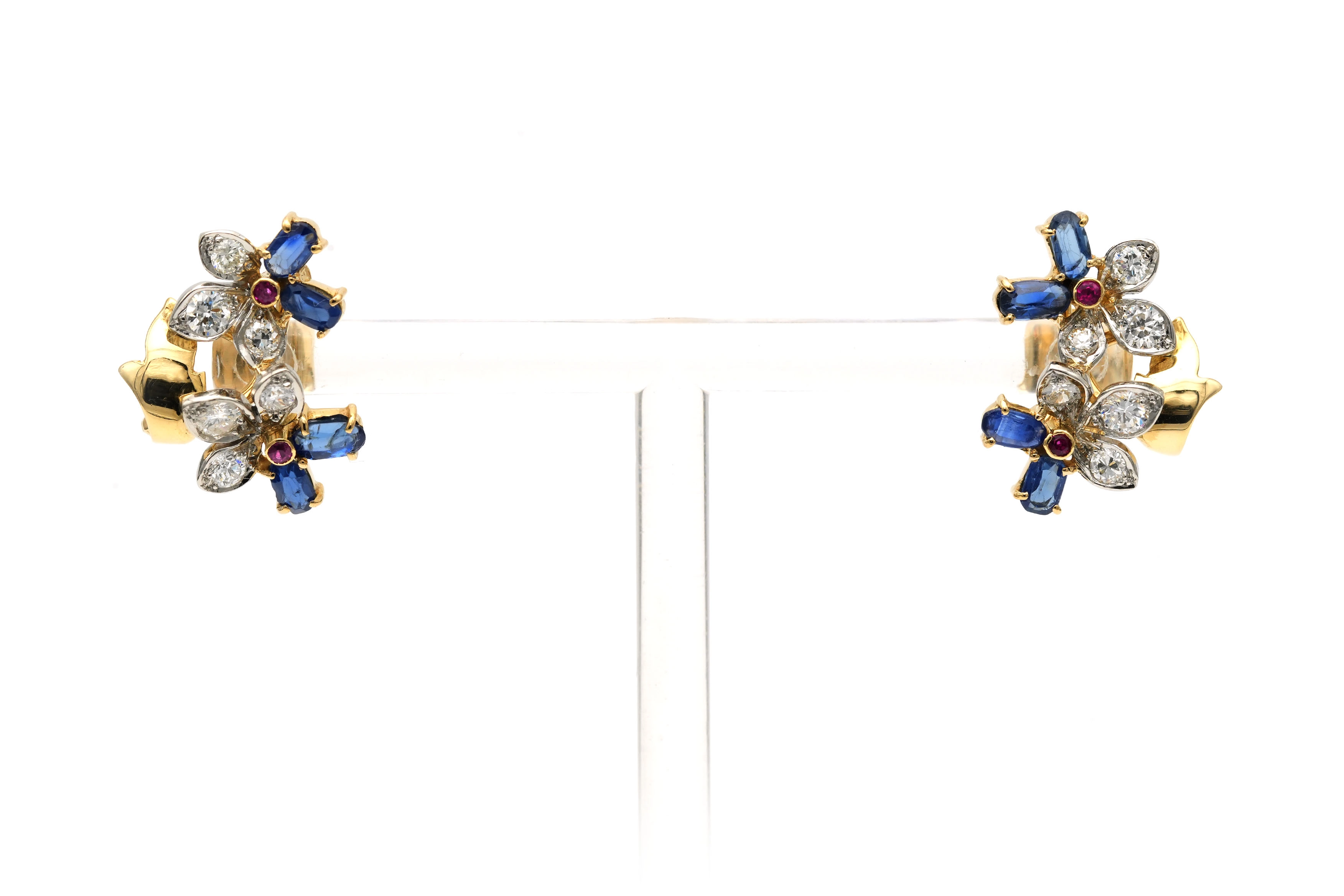 Boucles d'oreilles contemporaines en or jaune 18 carats serties de saphirs, de rubis et de diamants "taille" brillant (+-1.20ct)