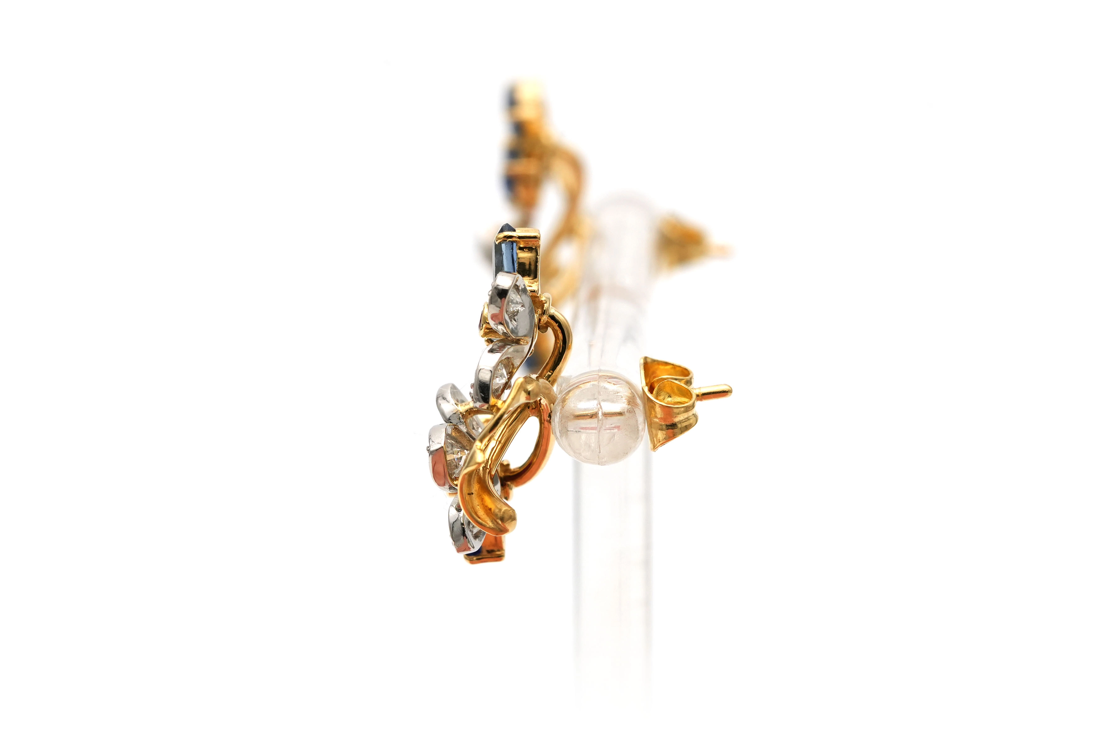Boucles d'oreilles contemporaines en or jaune 18 carats serties de saphirs, de rubis et de diamants "taille" brillant (+-1.20ct)