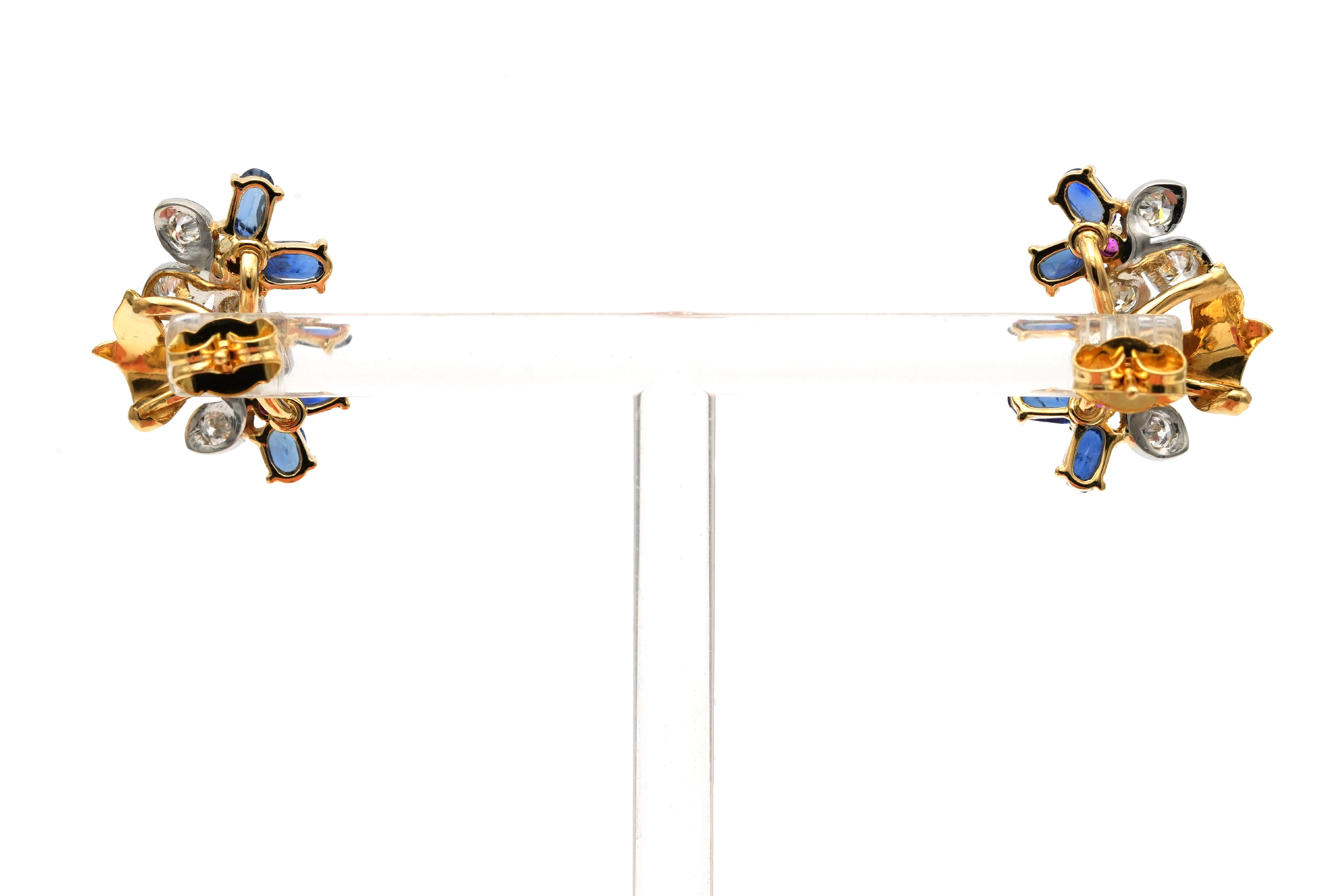 Boucles d'oreilles contemporaines en or jaune 18 carats serties de saphirs, de rubis et de diamants "taille" brillant (+-1.20ct)