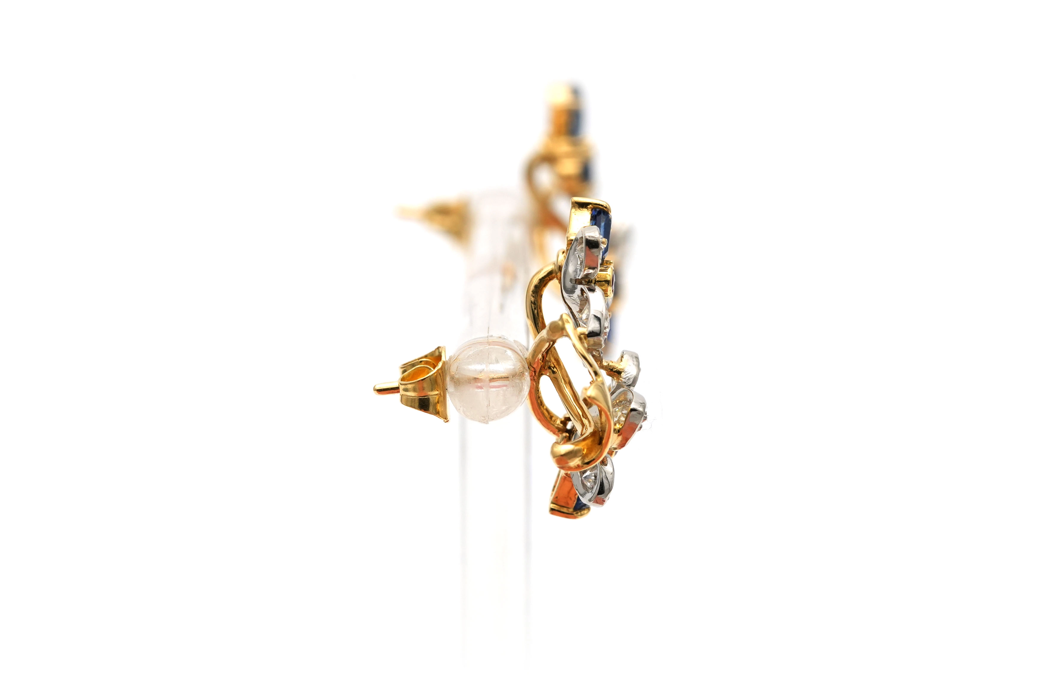 Boucles d'oreilles contemporaines en or jaune 18 carats serties de saphirs, de rubis et de diamants "taille" brillant (+-1.20ct)