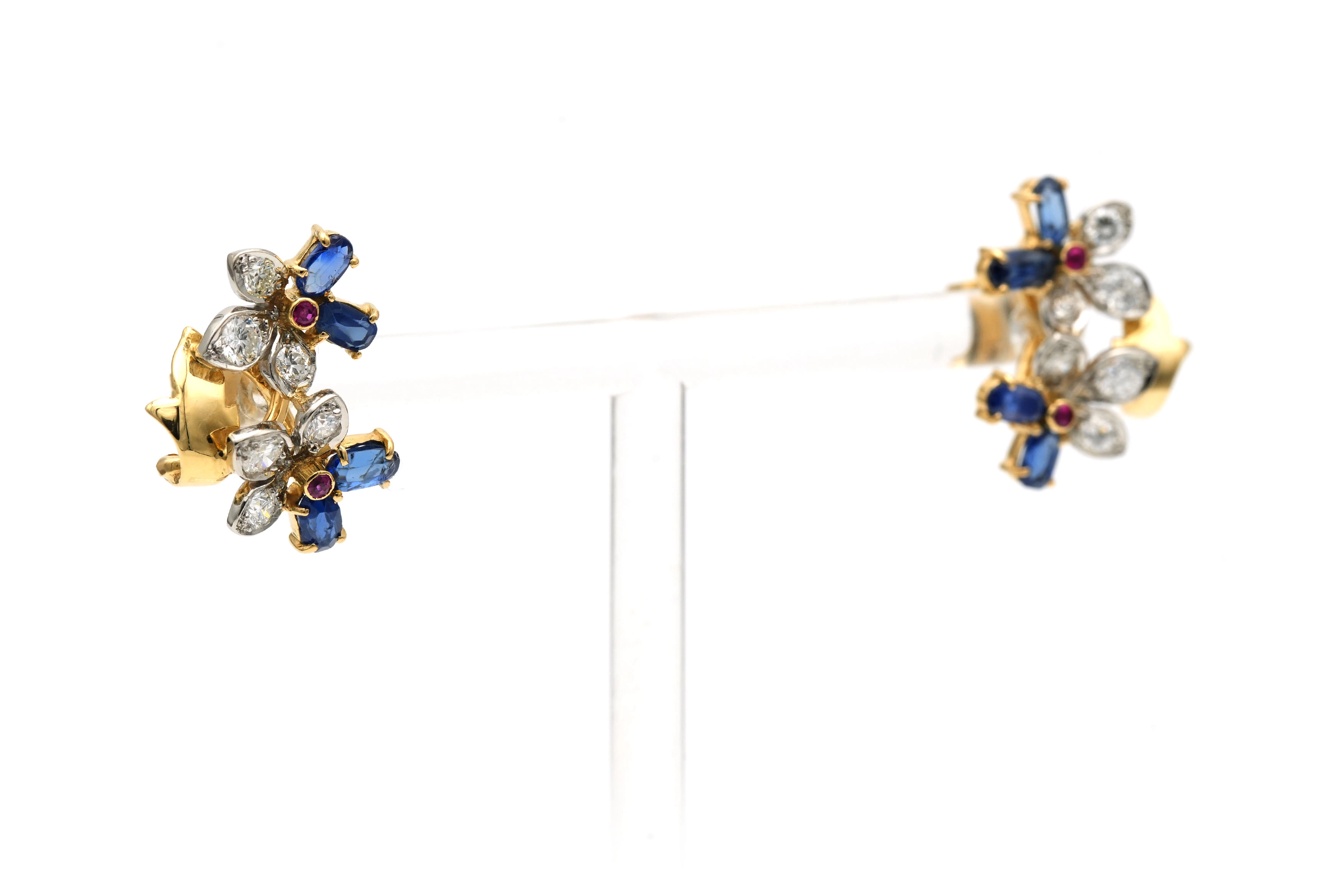 Boucles d'oreilles contemporaines en or jaune 18 carats serties de saphirs, de rubis et de diamants "taille" brillant (+-1.20ct)