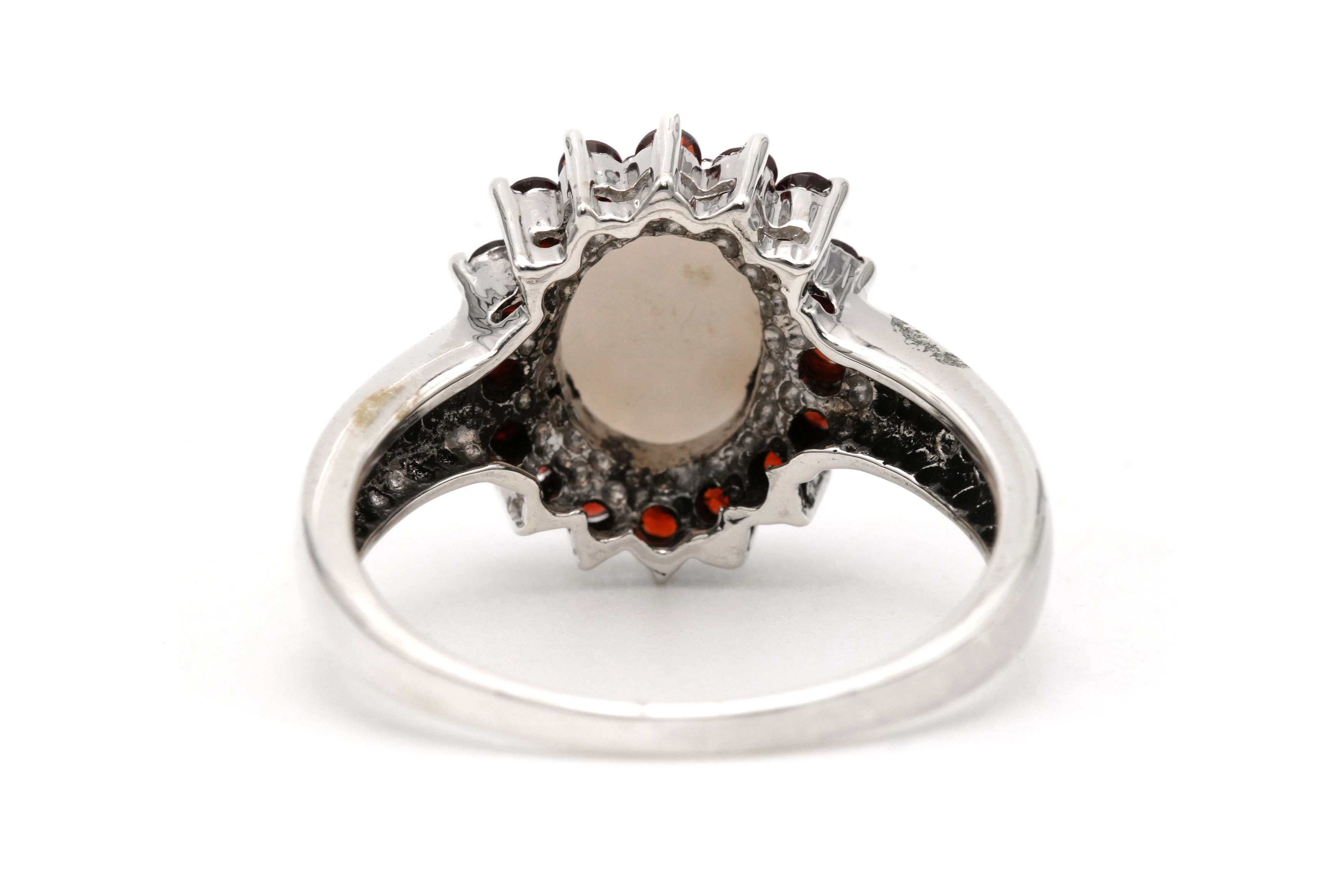 Bague contemporaine en argent 925 sertie d'une opale et de grenats - 4