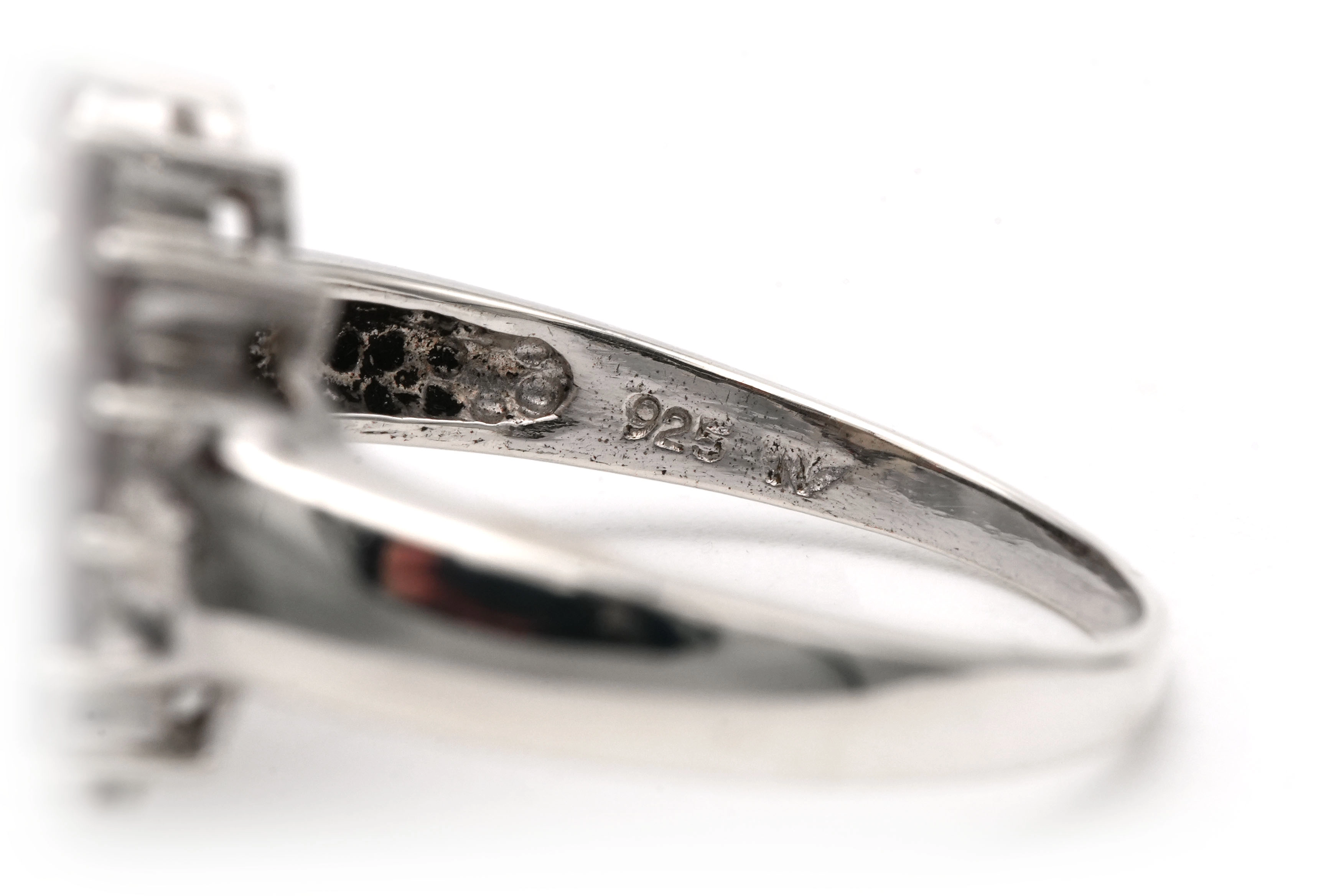 Bague contemporaine en argent 925 sertie d'une opale et de grenats - 7