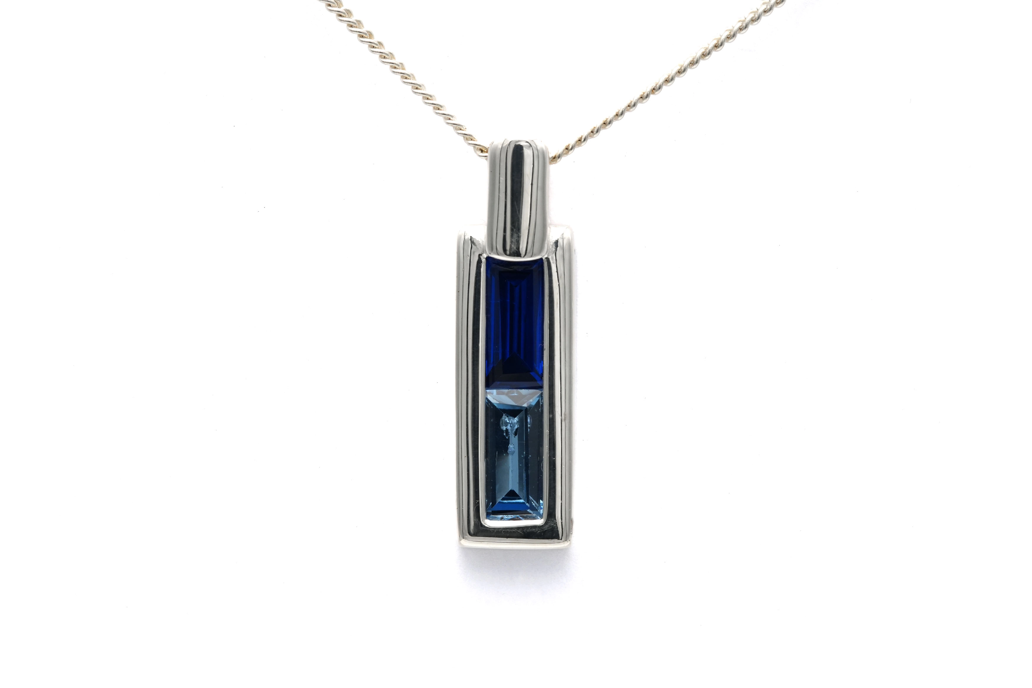 Pendentif contemporain en argent 800 serti de zirconiums - 1