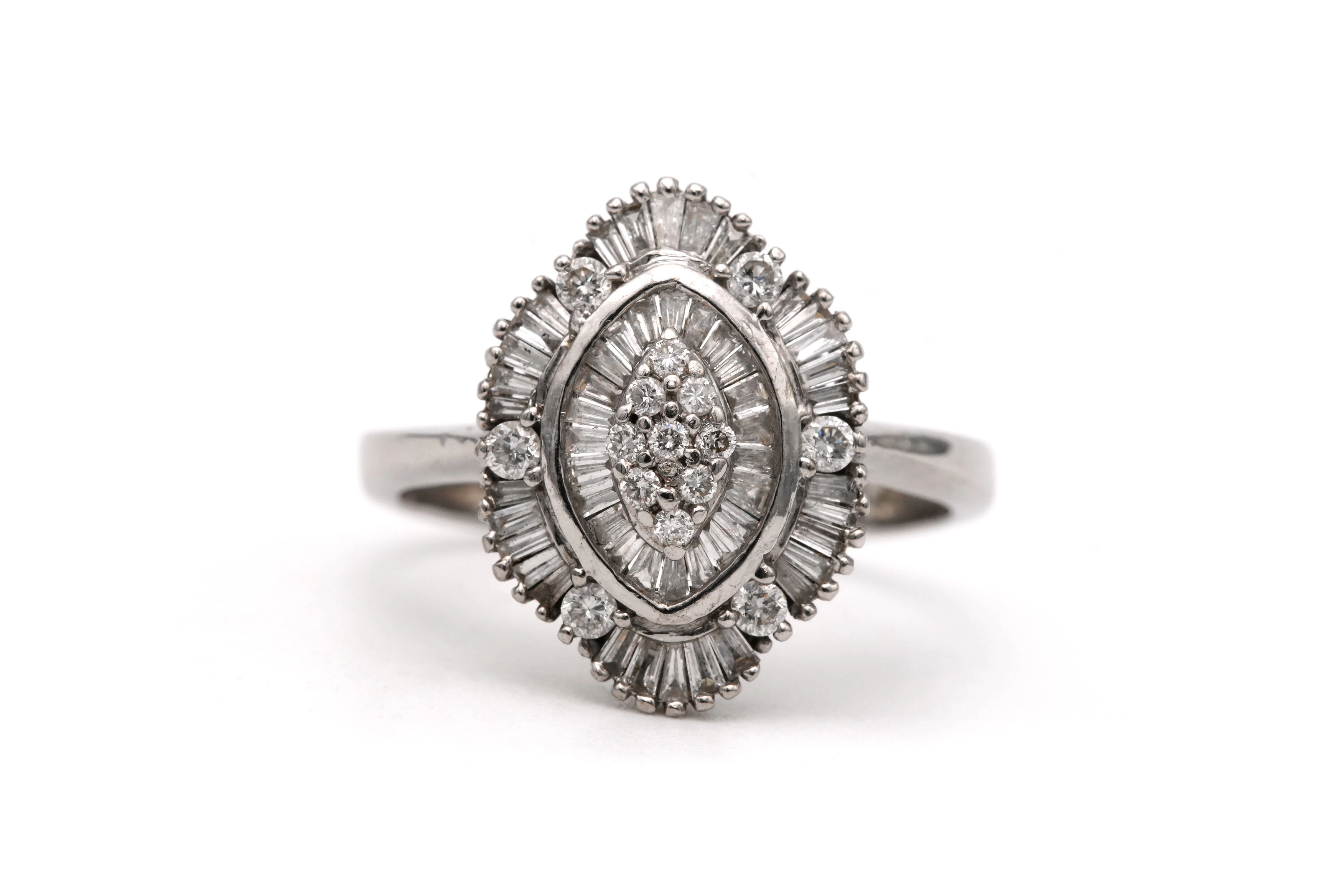 Bague contemporaine en or blanc 18 carats sertie de diamants taille "baguette" et de diamants taille "brillant" (+-0.14ct) - 1