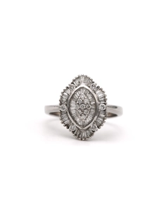 Bague contemporaine en or blanc 18 carats sertie de diamants taille "baguette" et de diamants taille "brillant" (+-0.14ct) - 1