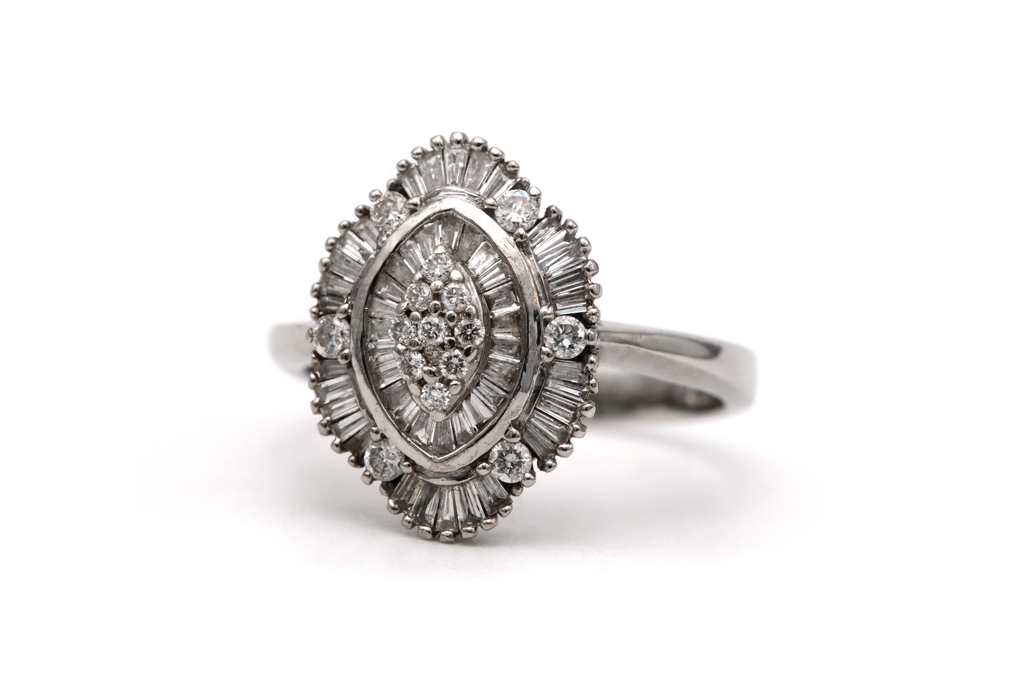 Bague contemporaine en or blanc 18 carats sertie de diamants taille "baguette" et de diamants taille "brillant" (+-0.14ct) - 2