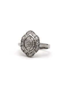 Bague contemporaine en or blanc 18 carats sertie de diamants taille "baguette" et de diamants taille "brillant" (+-0.14ct) - 2