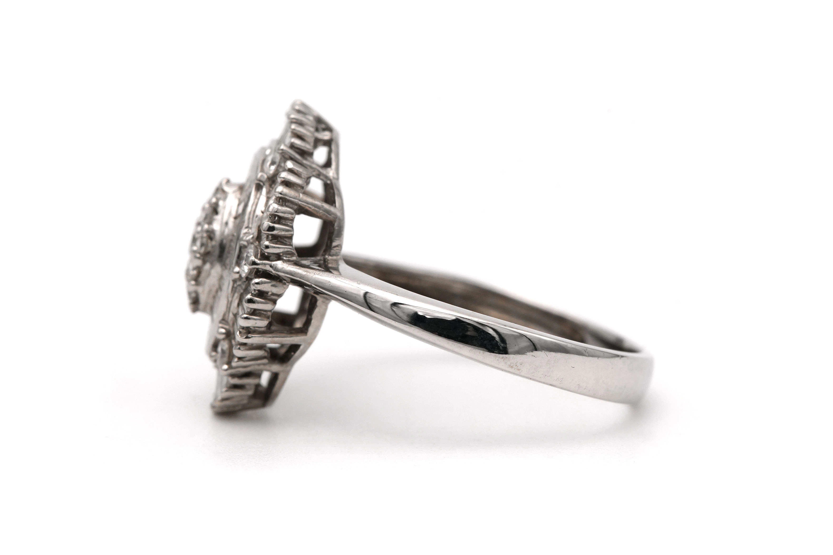 Bague contemporaine en or blanc 18 carats sertie de diamants taille "baguette" et de diamants taille "brillant" (+-0.14ct) - 3