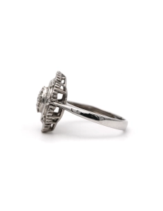 Bague contemporaine en or blanc 18 carats sertie de diamants taille "baguette" et de diamants taille "brillant" (+-0.14ct) - 3