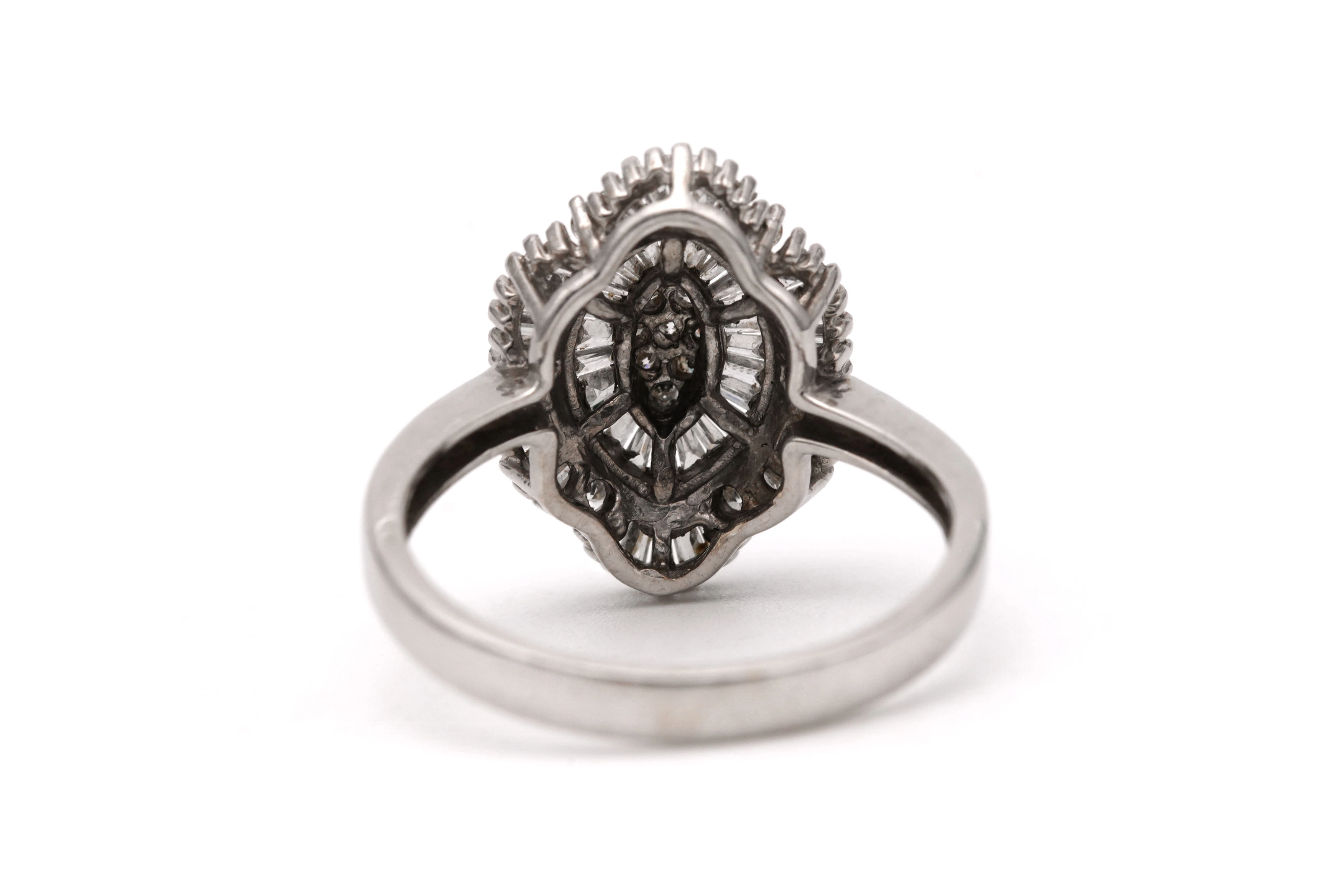 Bague contemporaine en or blanc 18 carats sertie de diamants taille "baguette" et de diamants taille "brillant" (+-0.14ct) - 4
