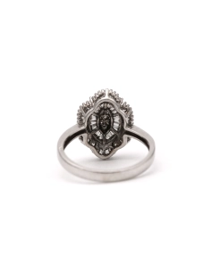 Bague contemporaine en or blanc 18 carats sertie de diamants taille "baguette" et de diamants taille "brillant" (+-0.14ct) - 4