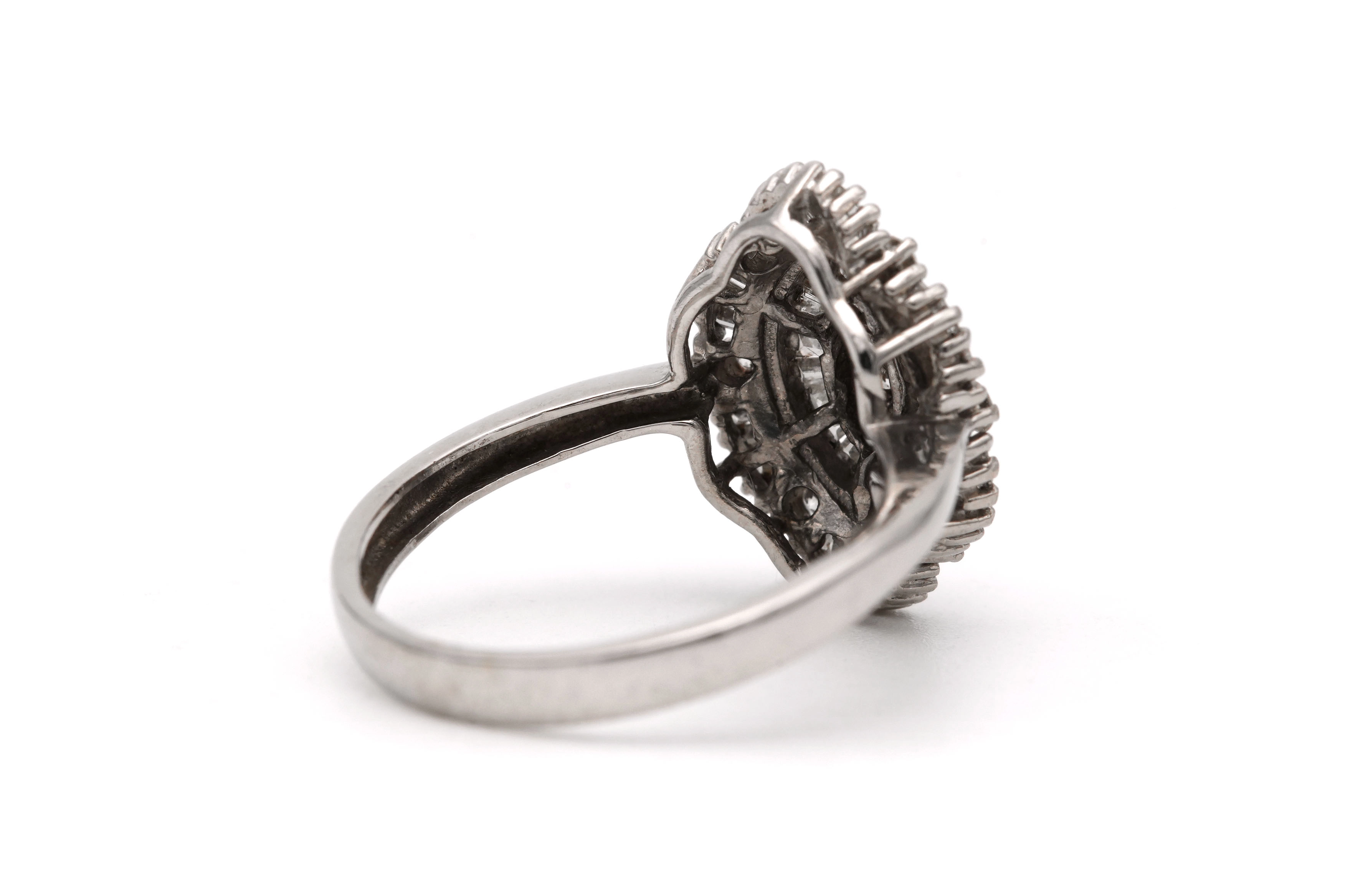 Bague contemporaine en or blanc 18 carats sertie de diamants taille "baguette" et de diamants taille "brillant" (+-0.14ct) - 5