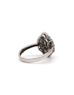 Bague contemporaine en or blanc 18 carats sertie de diamants taille "baguette" et de diamants taille "brillant" (+-0.14ct) - 5