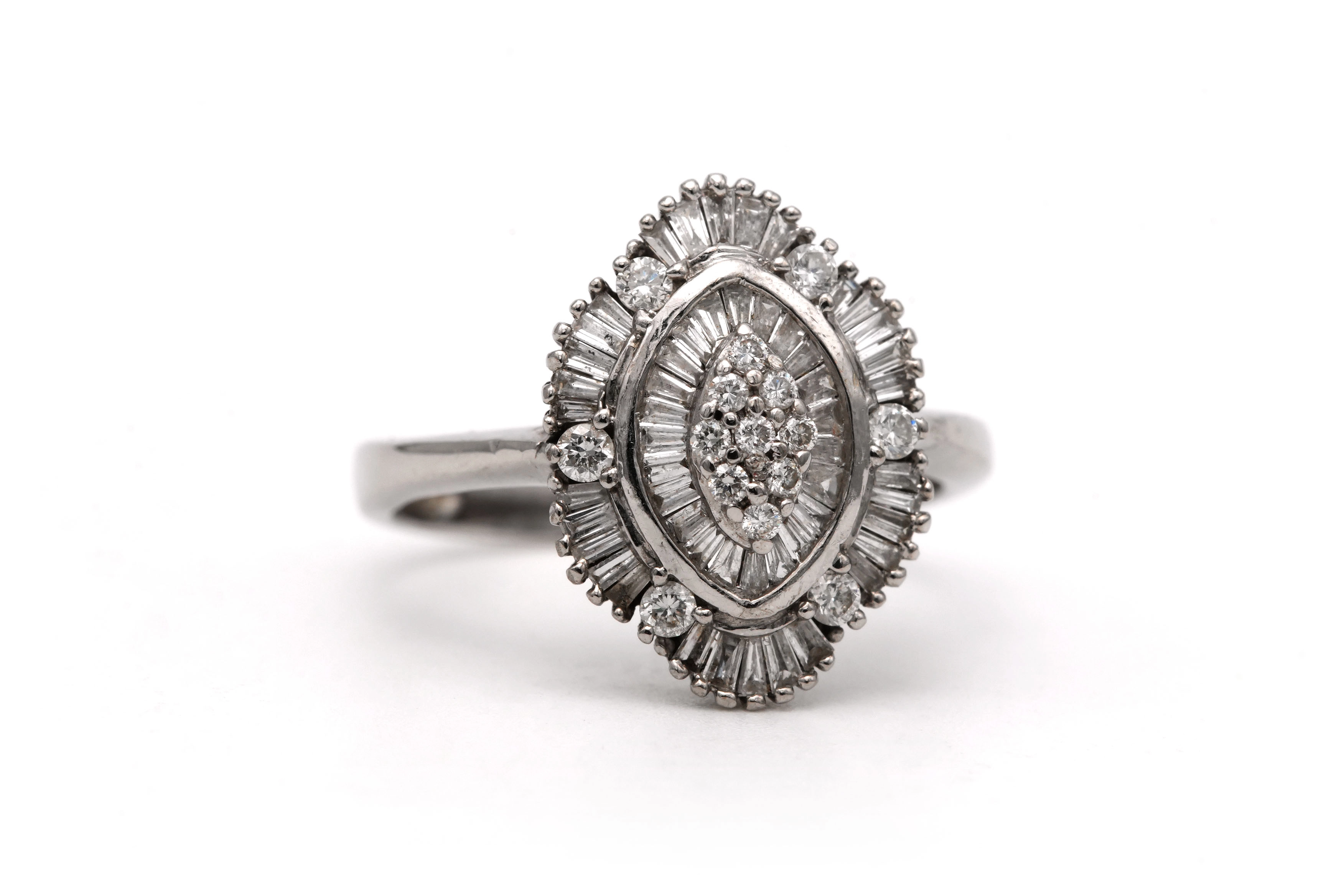 Bague contemporaine en or blanc 18 carats sertie de diamants taille "baguette" et de diamants taille "brillant" (+-0.14ct) - 6