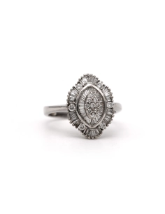 Bague contemporaine en or blanc 18 carats sertie de diamants taille "baguette" et de diamants taille "brillant" (+-0.14ct) - 6