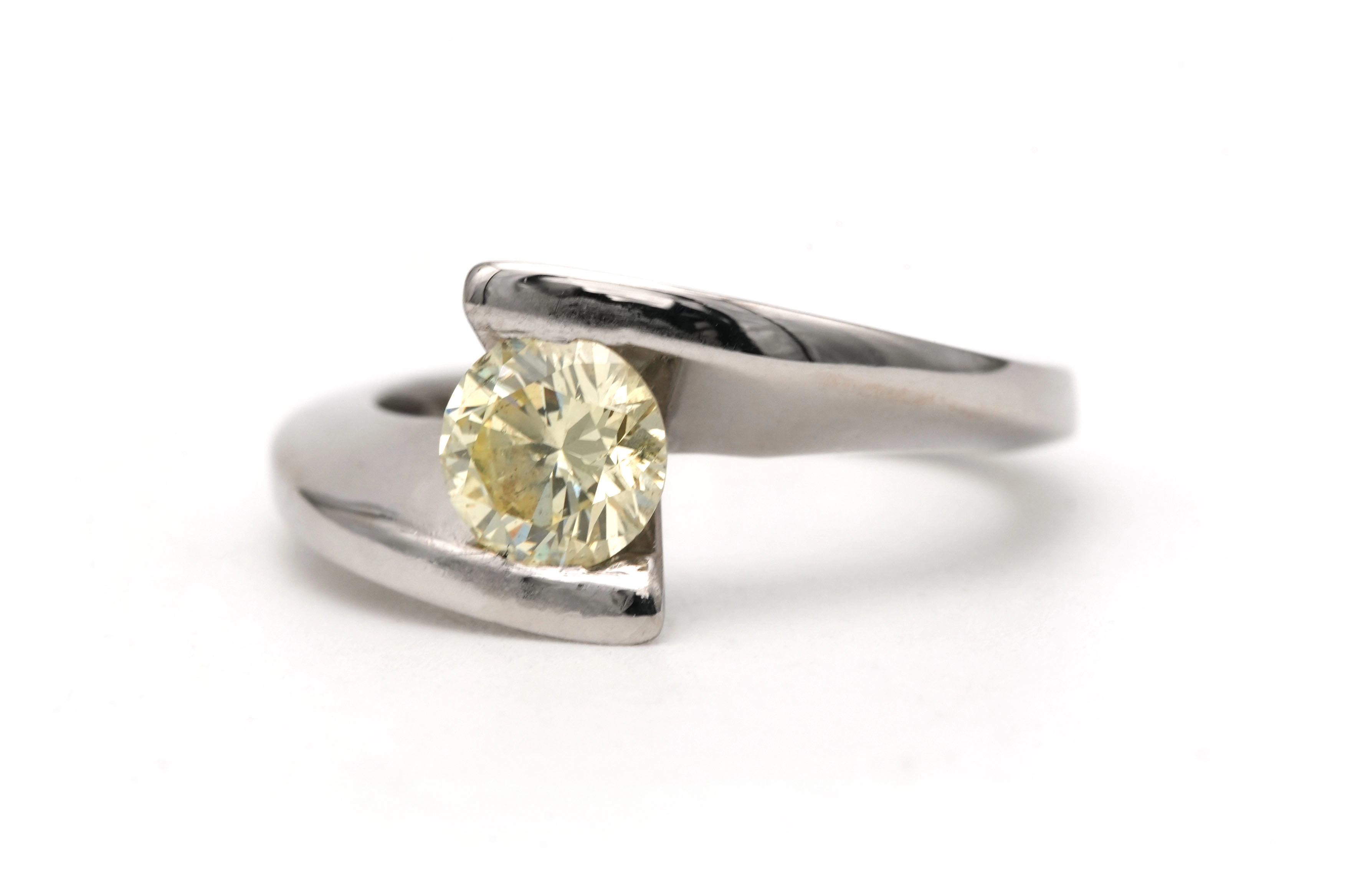 Bague contemporaine en or blanc 18 carats sertie d'un diamant jaune taille "brillant" (+-0.75ct) - 2