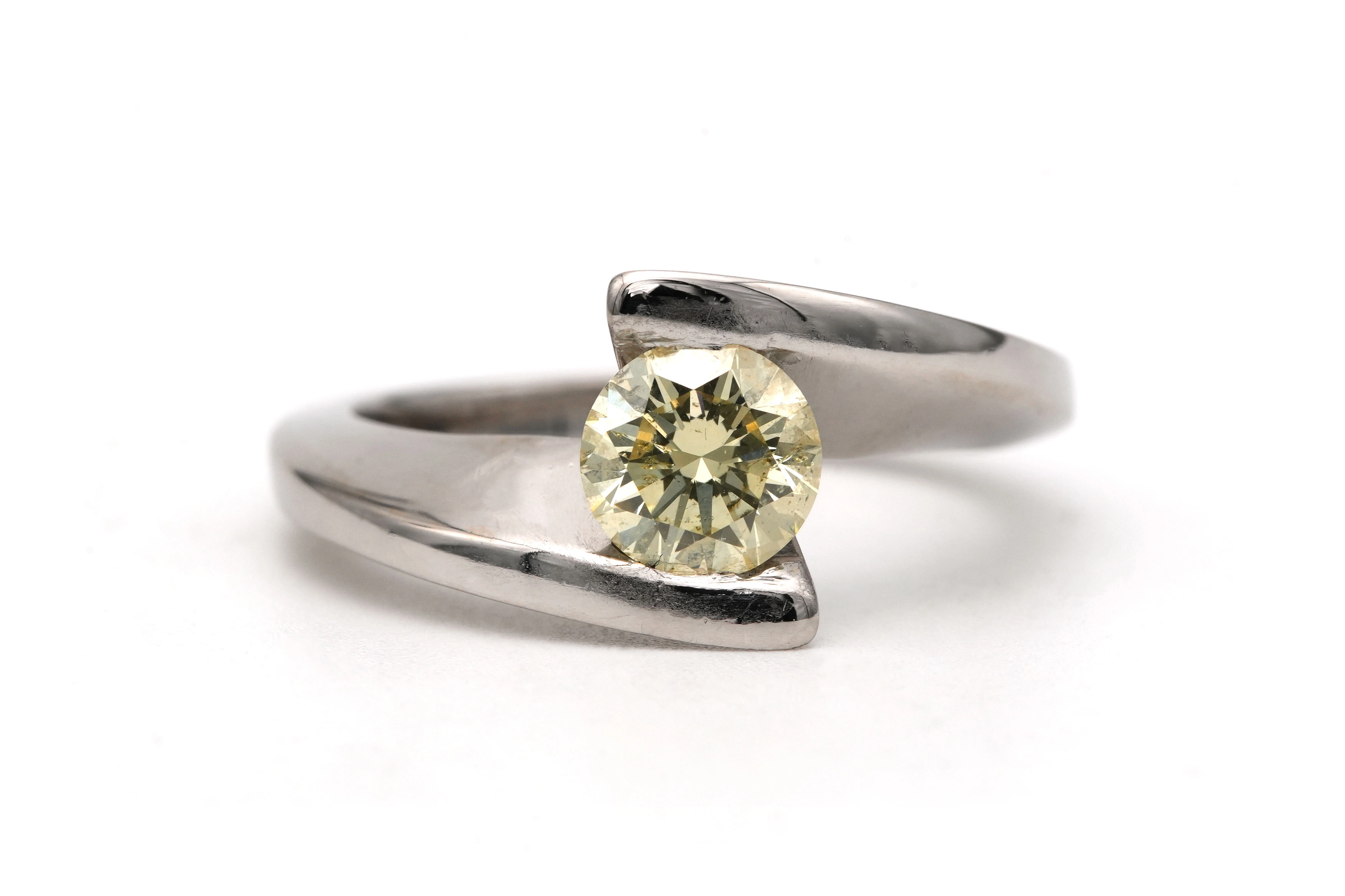 Bague contemporaine en or blanc 18 carats sertie d'un diamant jaune taille "brillant" (+-0.75ct) - 1