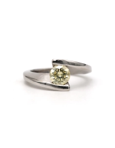 Bague contemporaine en or blanc 18 carats sertie d'un diamant jaune taille "brillant" (+-0.75ct) - 1