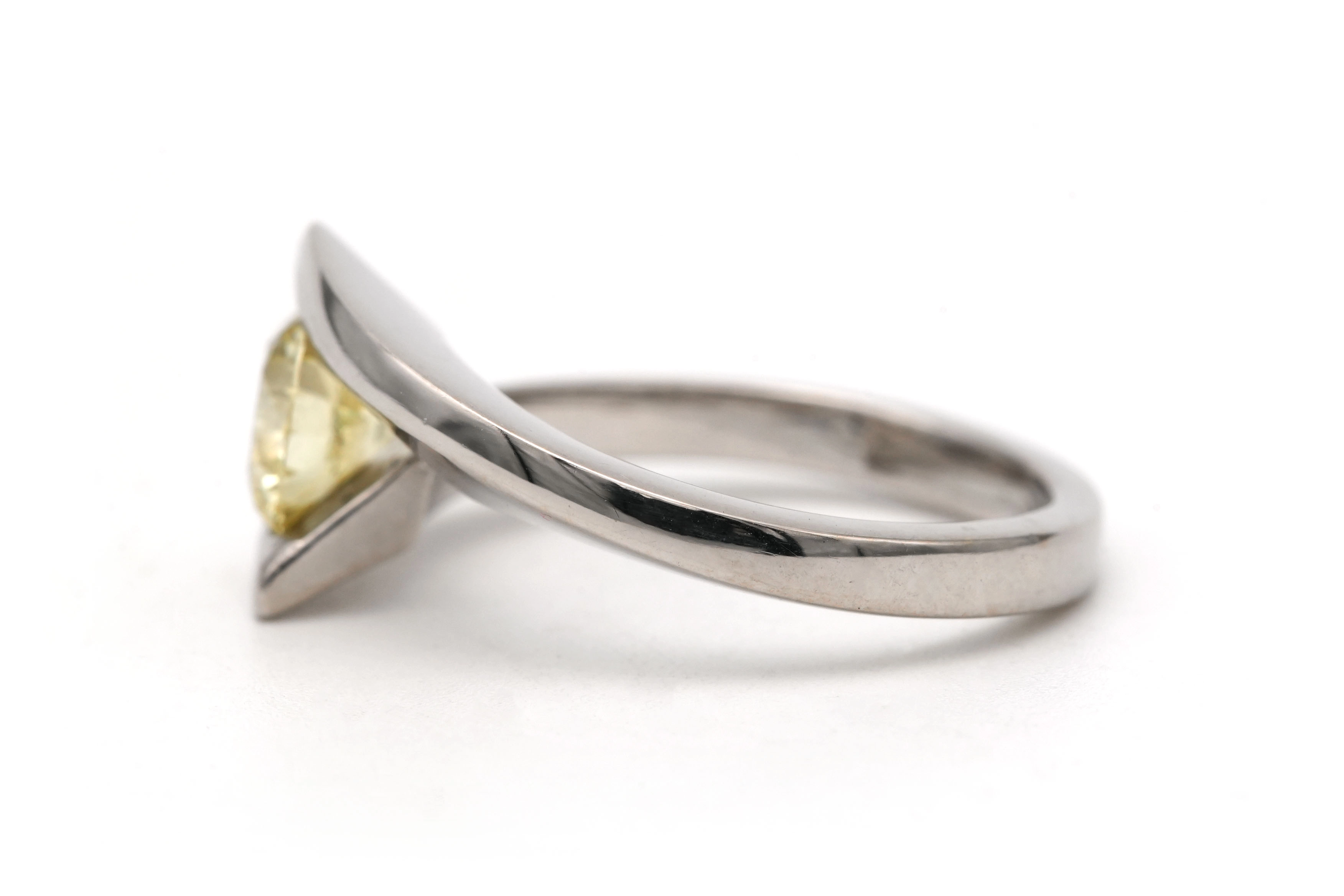 Bague contemporaine en or blanc 18 carats sertie d'un diamant jaune taille "brillant" (+-0.75ct) - 3