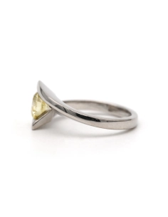 Bague contemporaine en or blanc 18 carats sertie d'un diamant jaune taille "brillant" (+-0.75ct) - 3