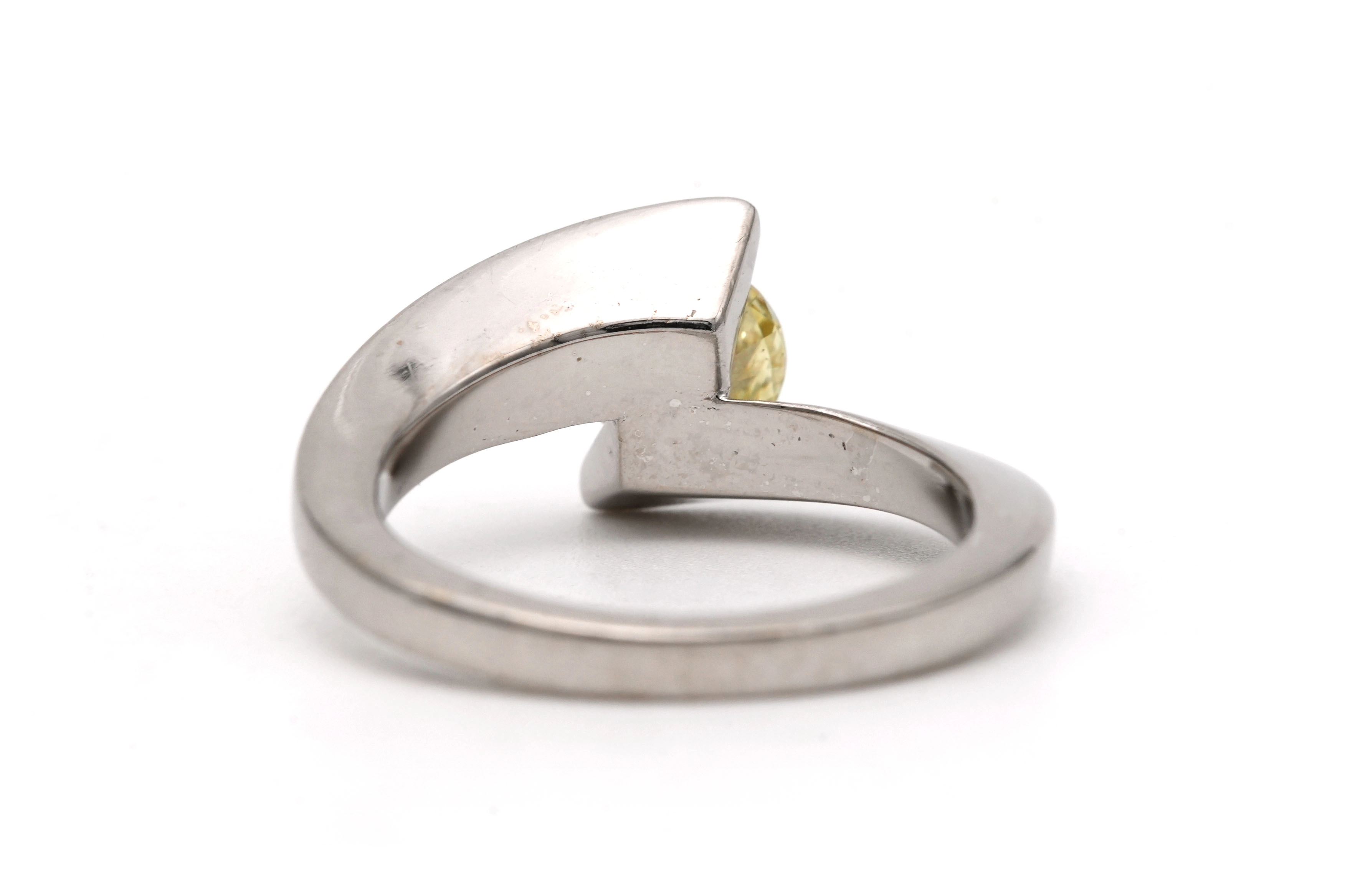 Bague contemporaine en or blanc 18 carats sertie d'un diamant jaune taille "brillant" (+-0.75ct) - 4