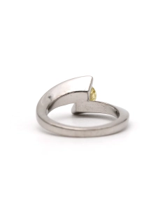 Bague contemporaine en or blanc 18 carats sertie d'un diamant jaune taille "brillant" (+-0.75ct) - 4