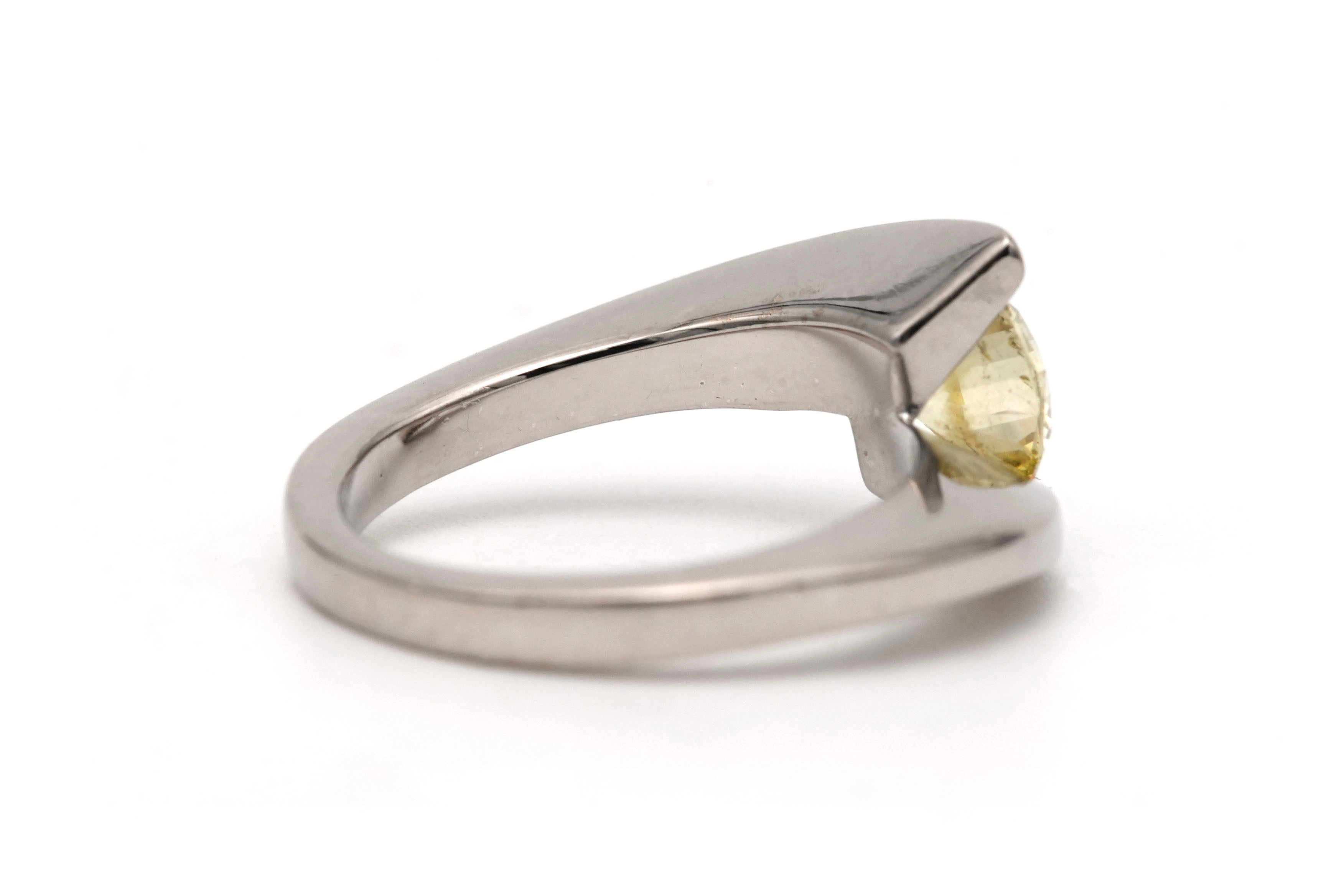Bague contemporaine en or blanc 18 carats sertie d'un diamant jaune taille "brillant" (+-0.75ct) - 5
