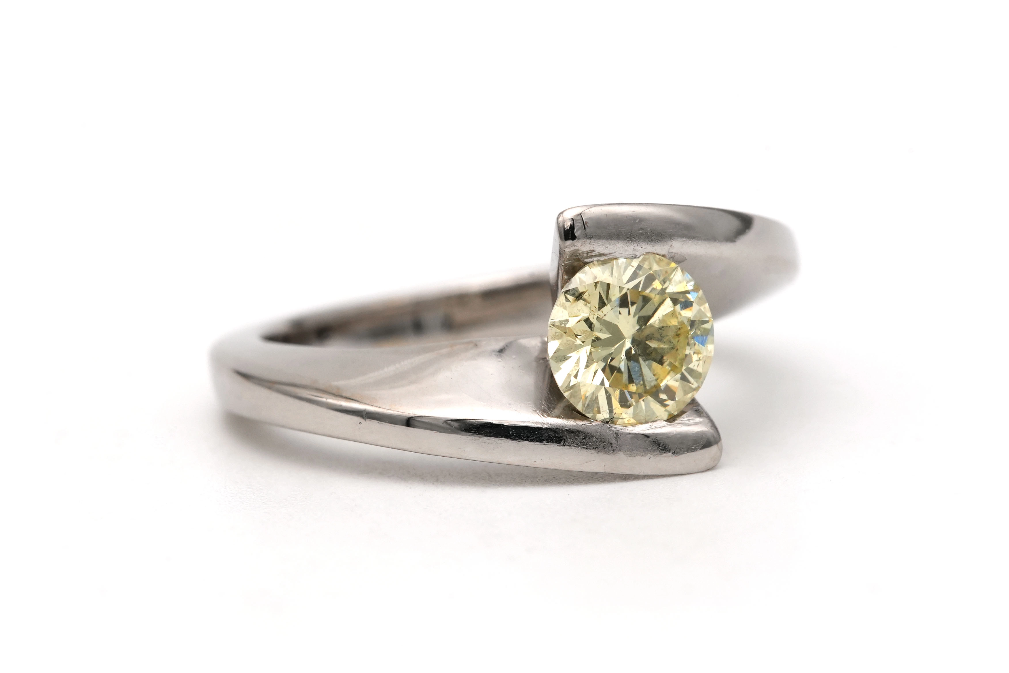 Bague contemporaine en or blanc 18 carats sertie d'un diamant jaune taille "brillant" (+-0.75ct) - 6