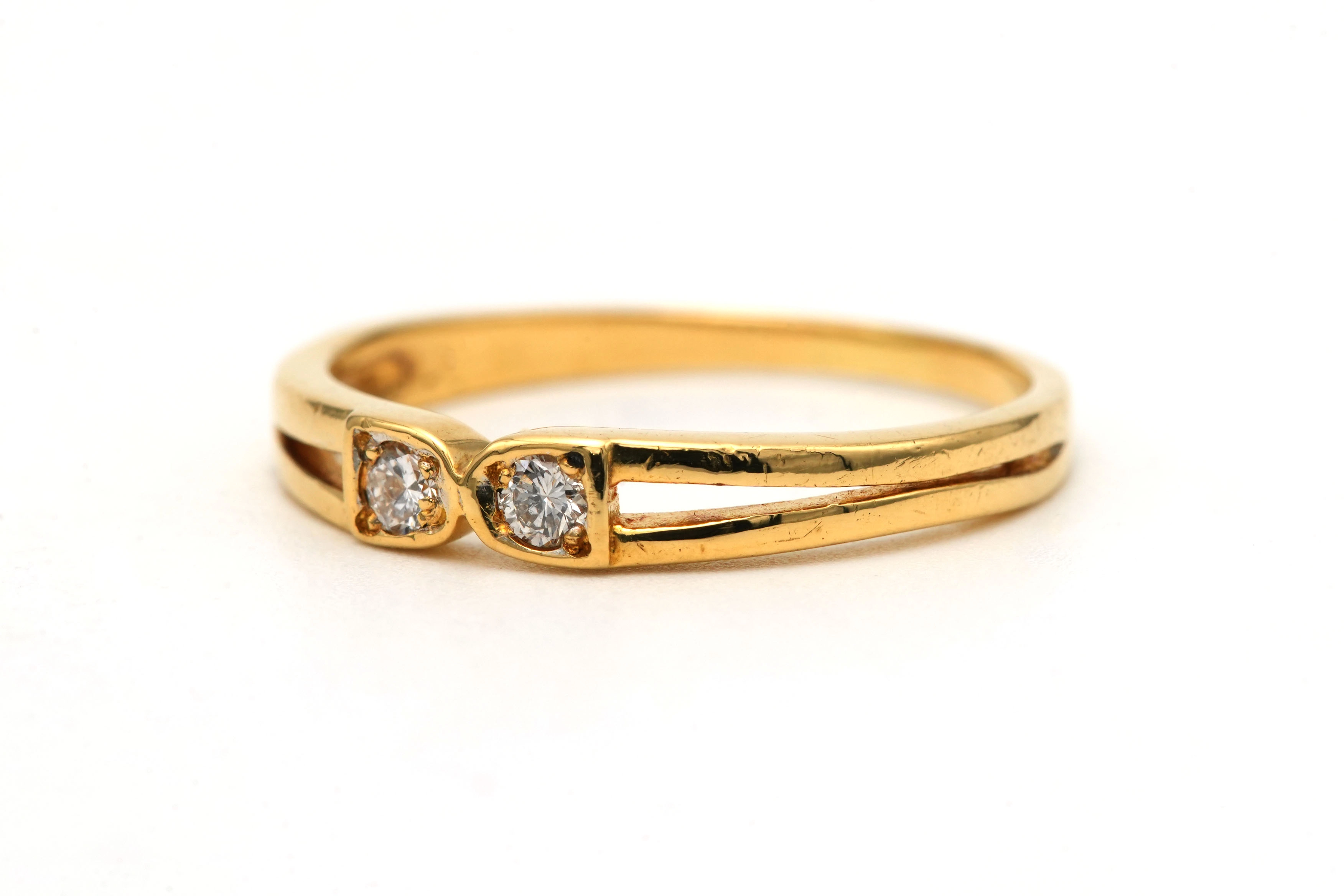 Bague contemporaine en or jaune 18 carats sertie de diamants taille "brillant" (+-ct) - 2