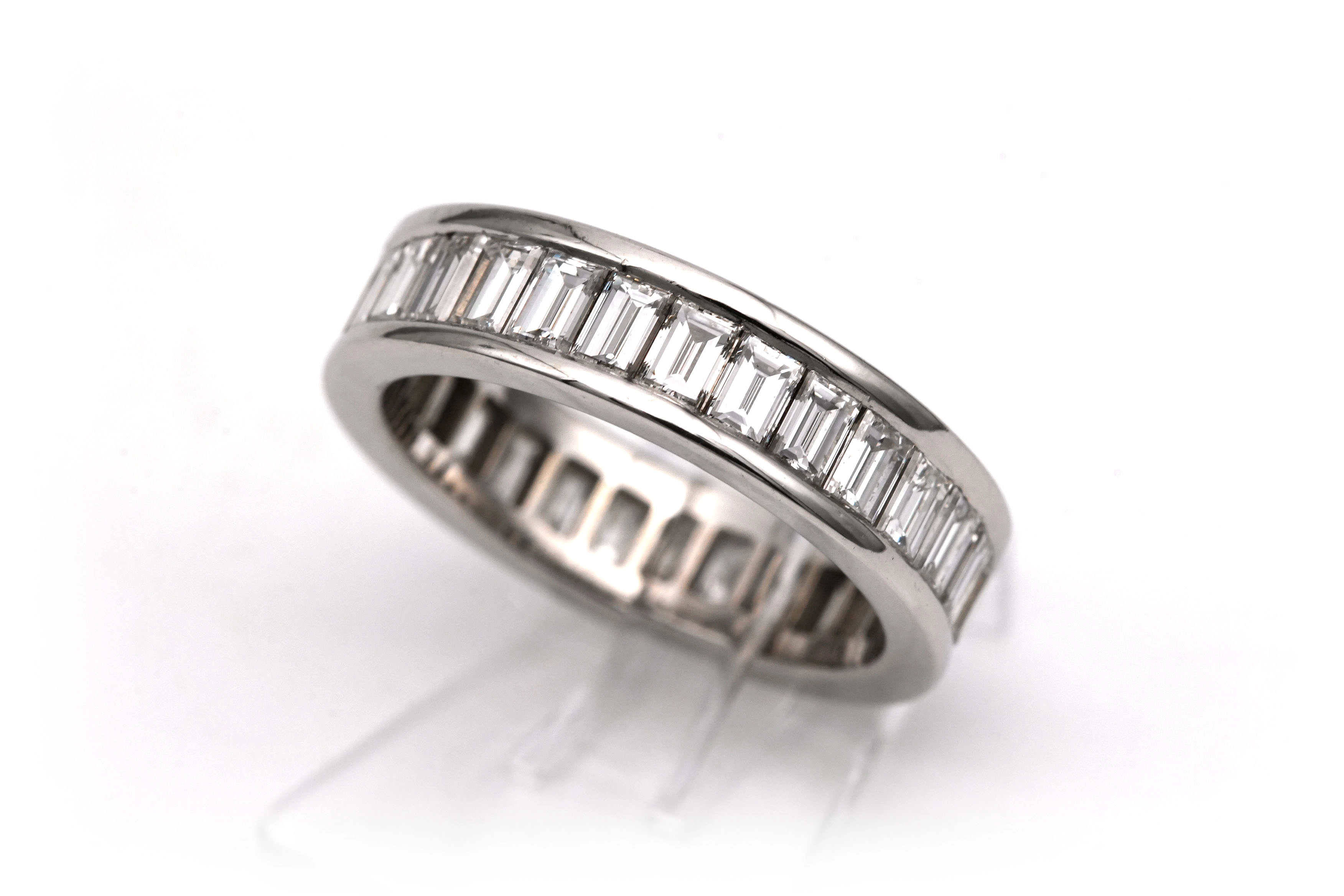 Alliance américaine contemporaine en or blanc 18 carats sertie de diamants taille "baguette" - 2