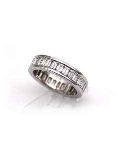 Alliance américaine contemporaine en or blanc 18 carats sertie de diamants taille "baguette" - 2