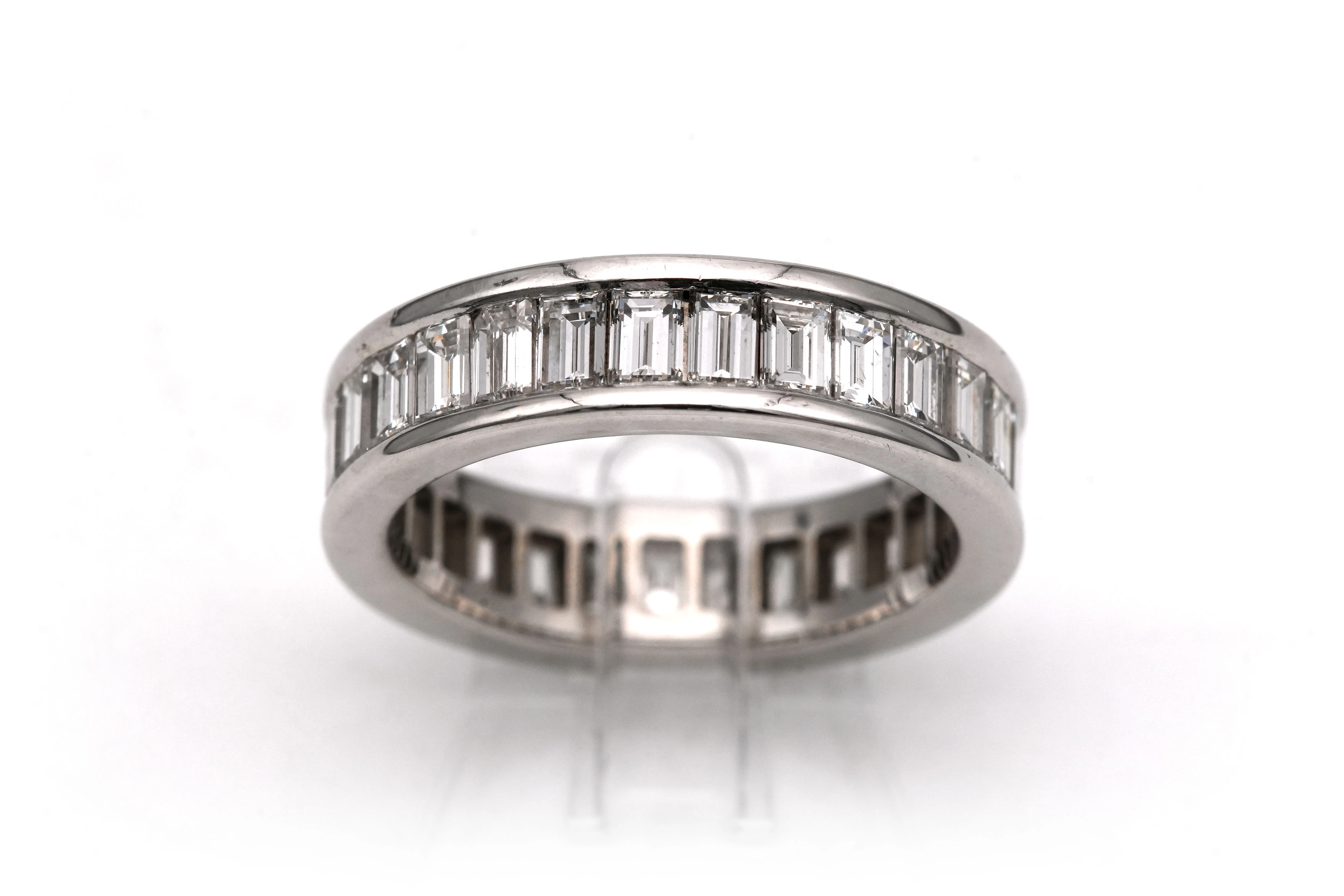 Alliance américaine contemporaine en or blanc 18 carats sertie de diamants taille "baguette" - 1