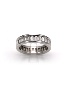 Alliance américaine contemporaine en or blanc 18 carats sertie de diamants taille "baguette" - 1