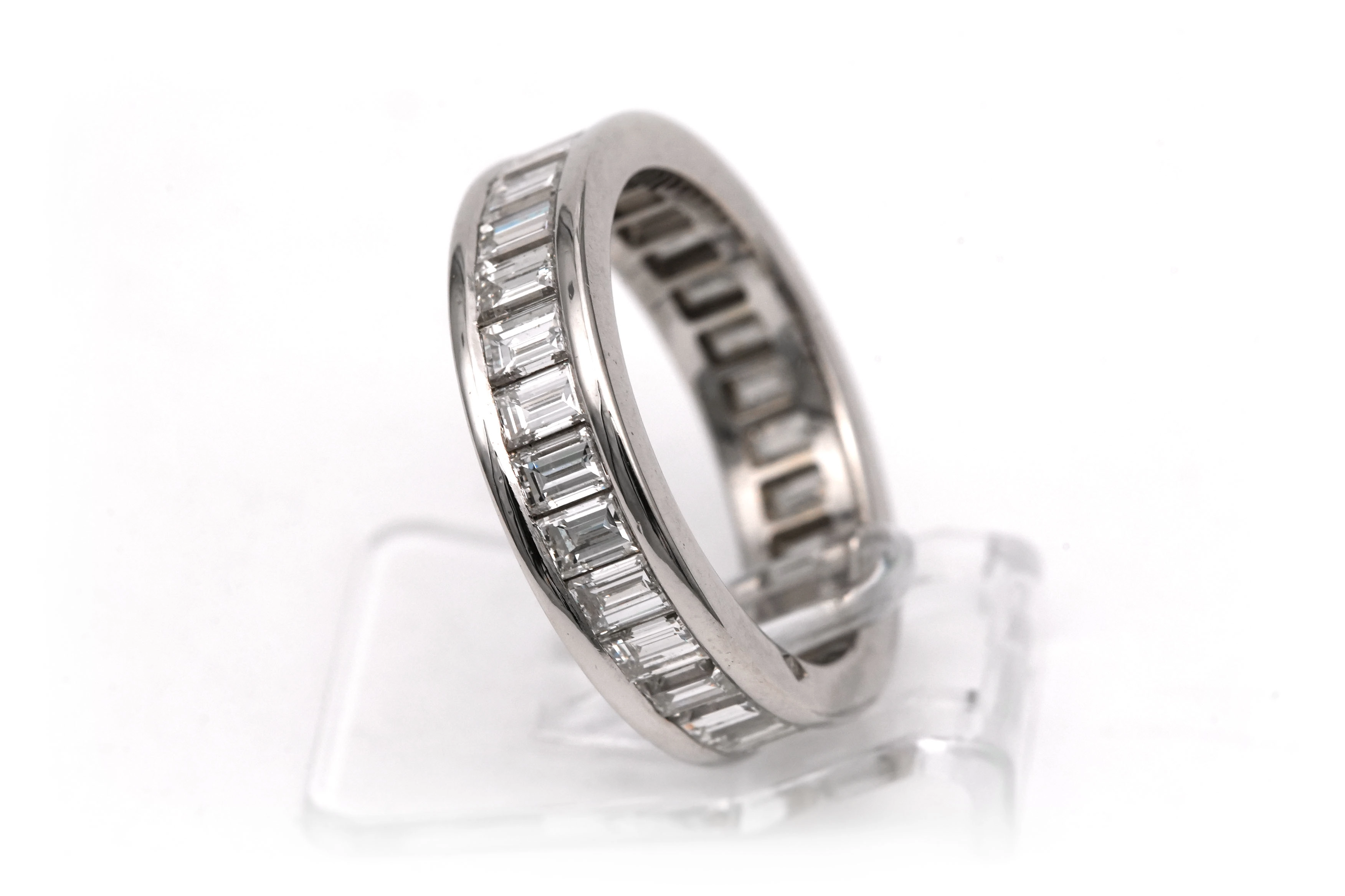 Alliance américaine contemporaine en or blanc 18 carats sertie de diamants taille "baguette" - 3