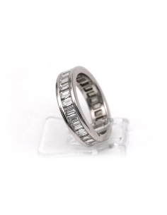 Alliance américaine contemporaine en or blanc 18 carats sertie de diamants taille "baguette" - 3