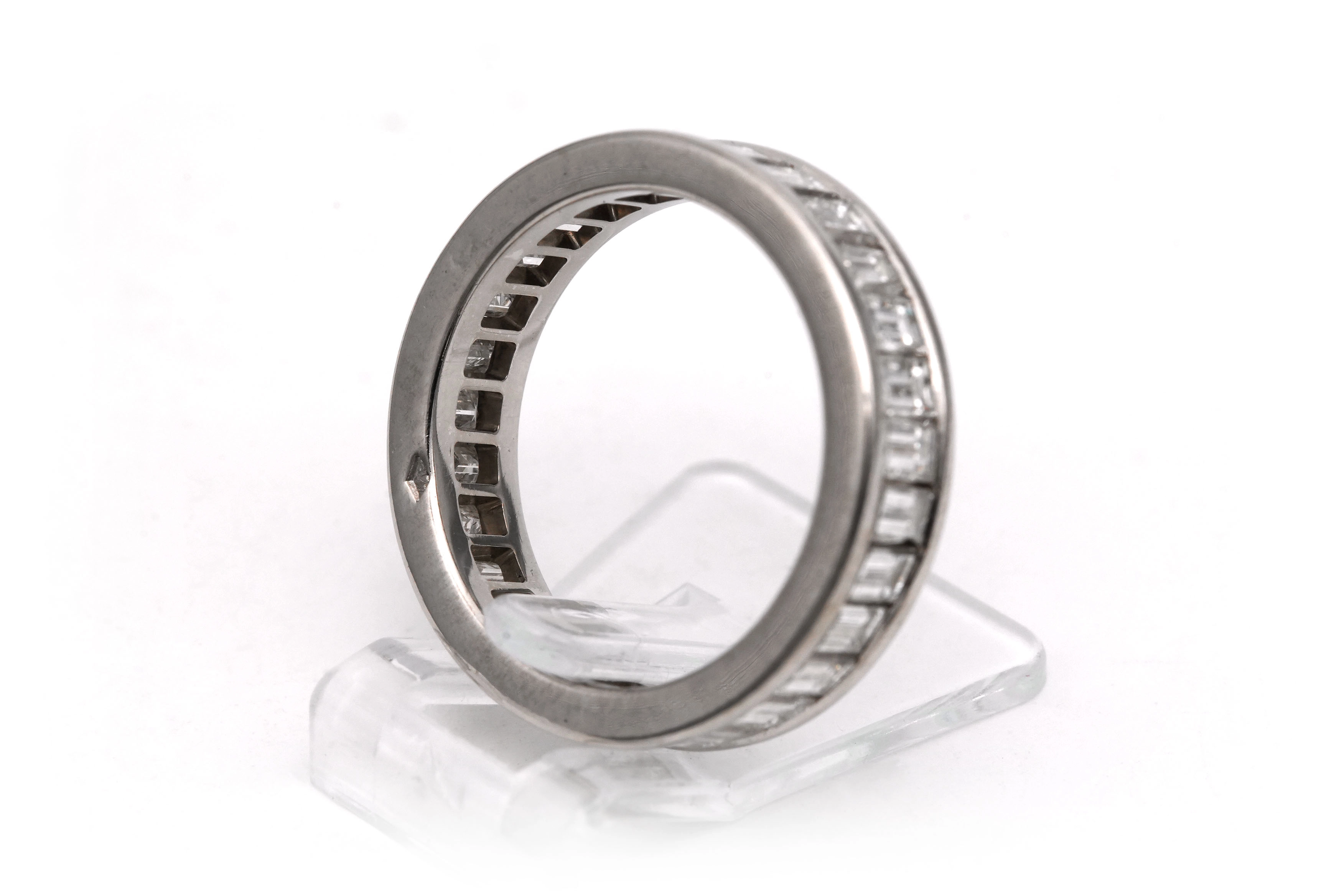 Alliance américaine contemporaine en or blanc 18 carats sertie de diamants taille "baguette" - 5