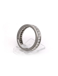 Alliance américaine contemporaine en or blanc 18 carats sertie de diamants taille "baguette" - 5