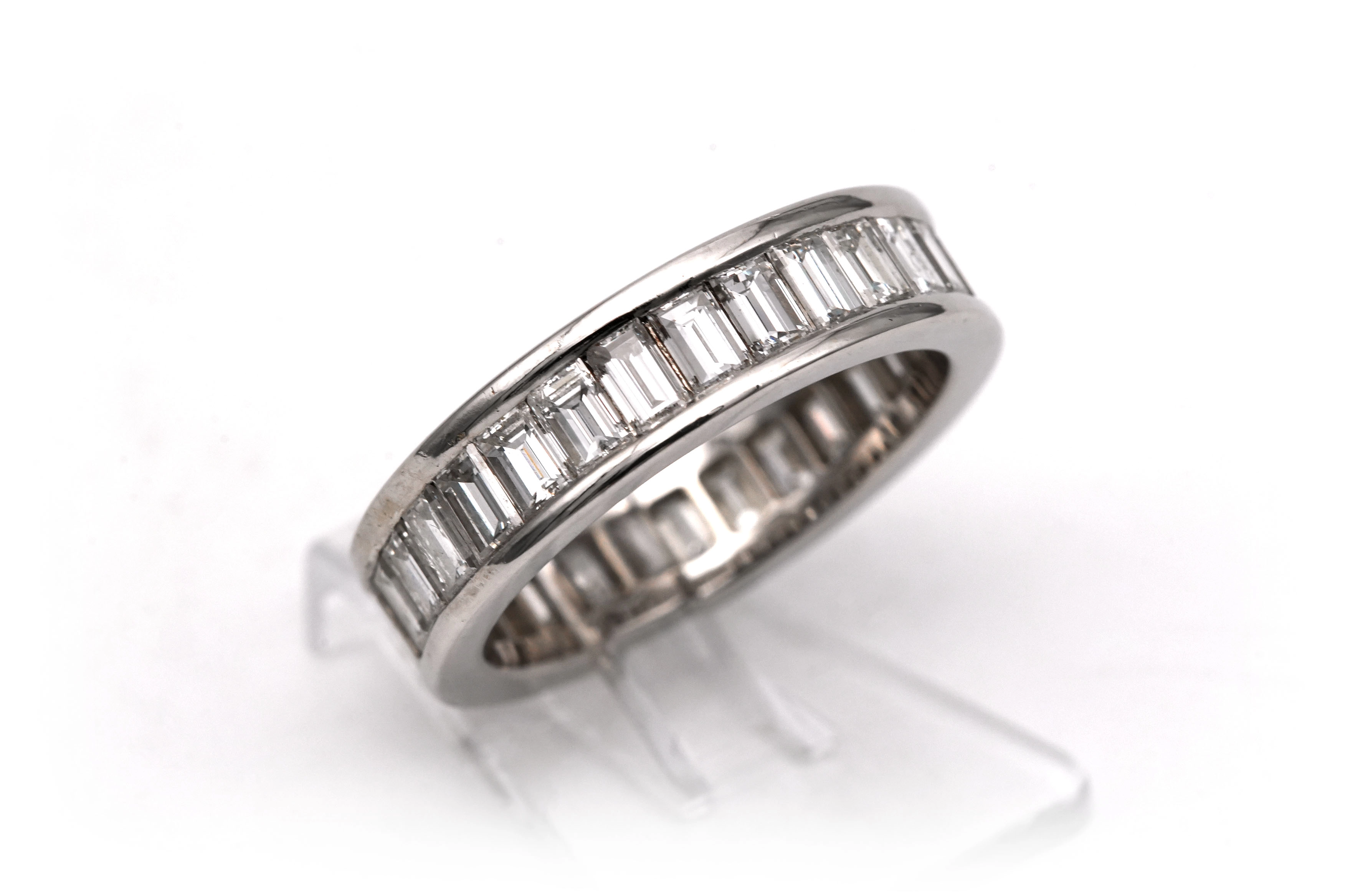 Alliance américaine contemporaine en or blanc 18 carats sertie de diamants taille "baguette" - 6