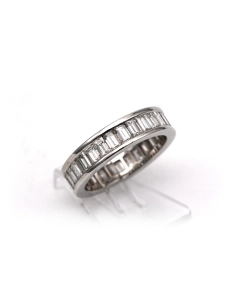 Alliance américaine contemporaine en or blanc 18 carats sertie de diamants taille "baguette" - 6