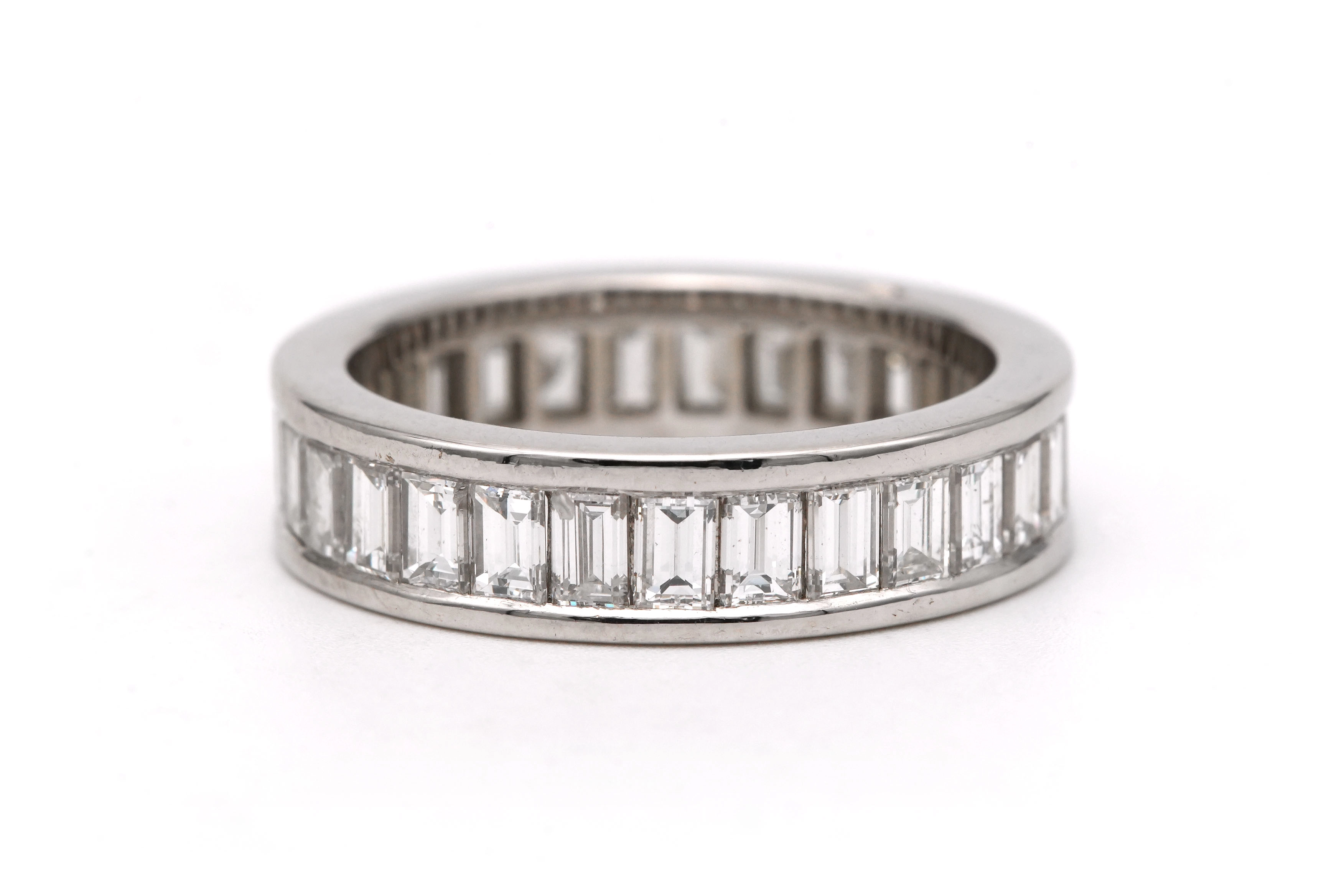 Alliance américaine contemporaine en or blanc 18 carats sertie de diamants taille "baguette" - 7