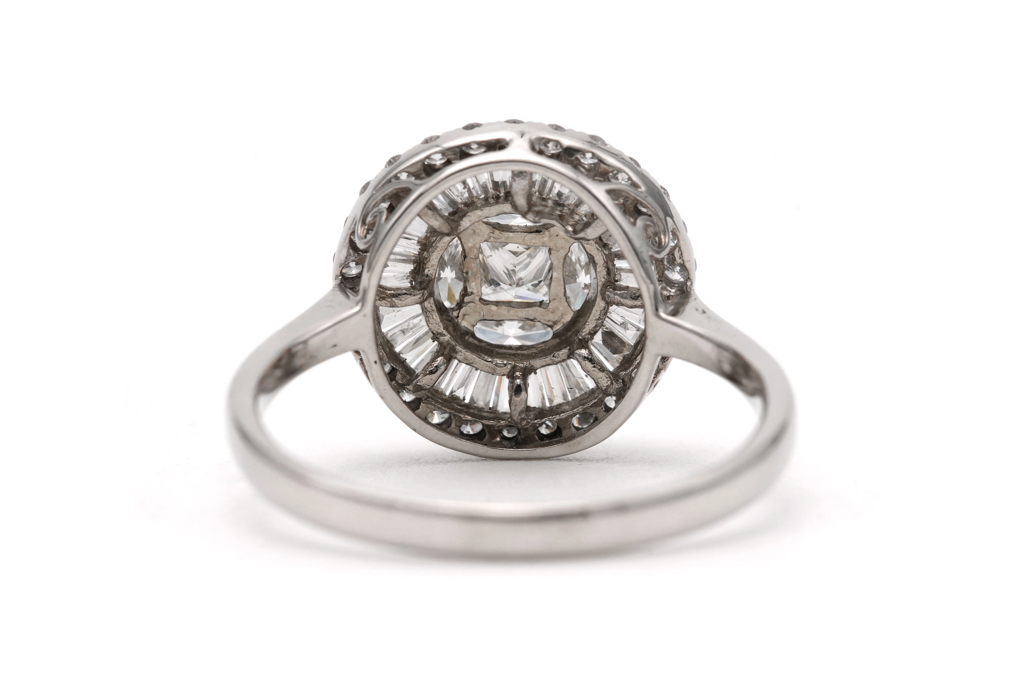 Bague contemporaine en or blanc 18 carats sertie de diamants taille "baguette", "marquise" et "brillant" (+-1.22ct) - 4