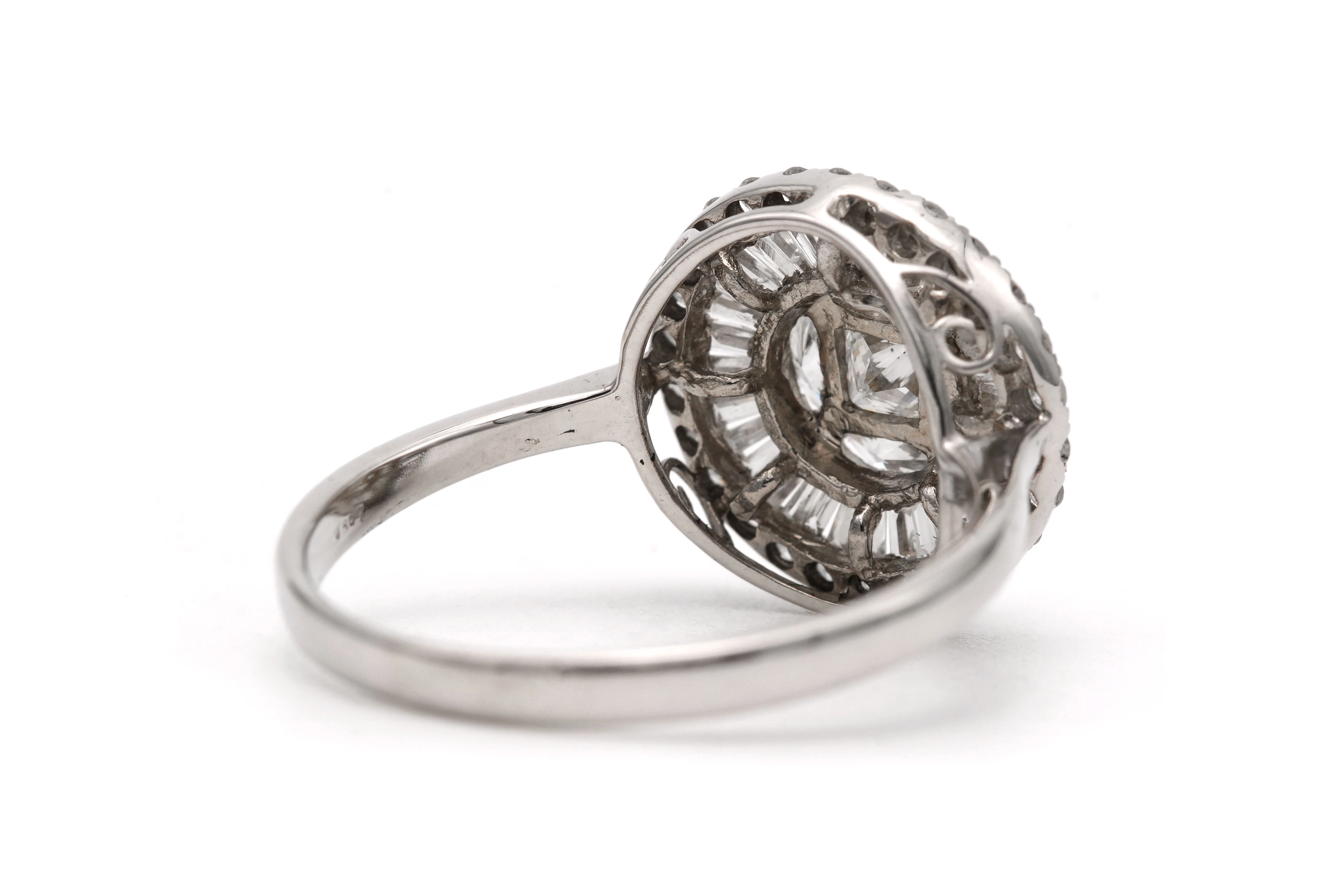 Bague contemporaine en or blanc 18 carats sertie de diamants taille "baguette", "marquise" et "brillant" (+-1.22ct) - 5