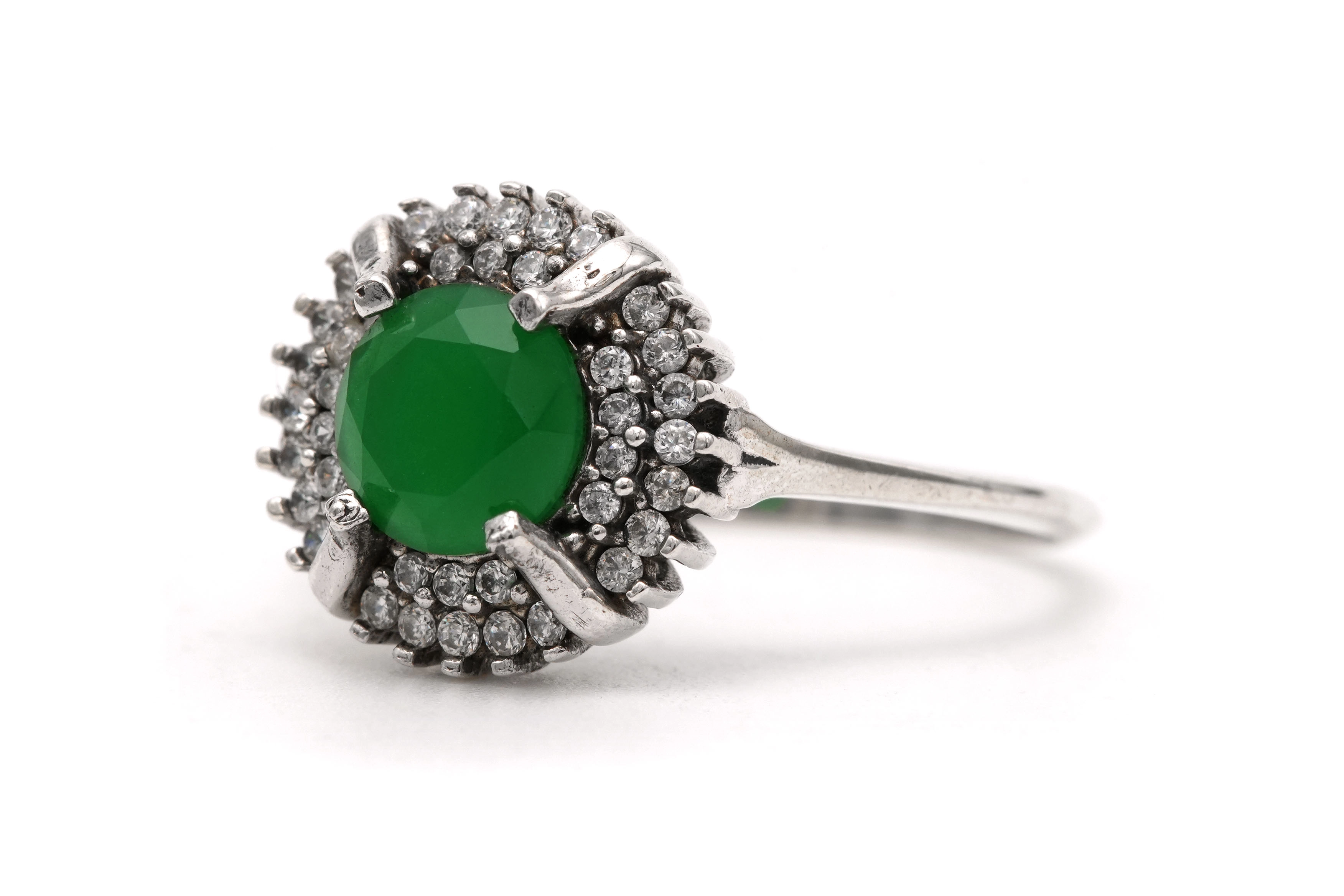 Bague contemporaine en argent 925 sertie d'un chrysoprase et de zirconiums - 2