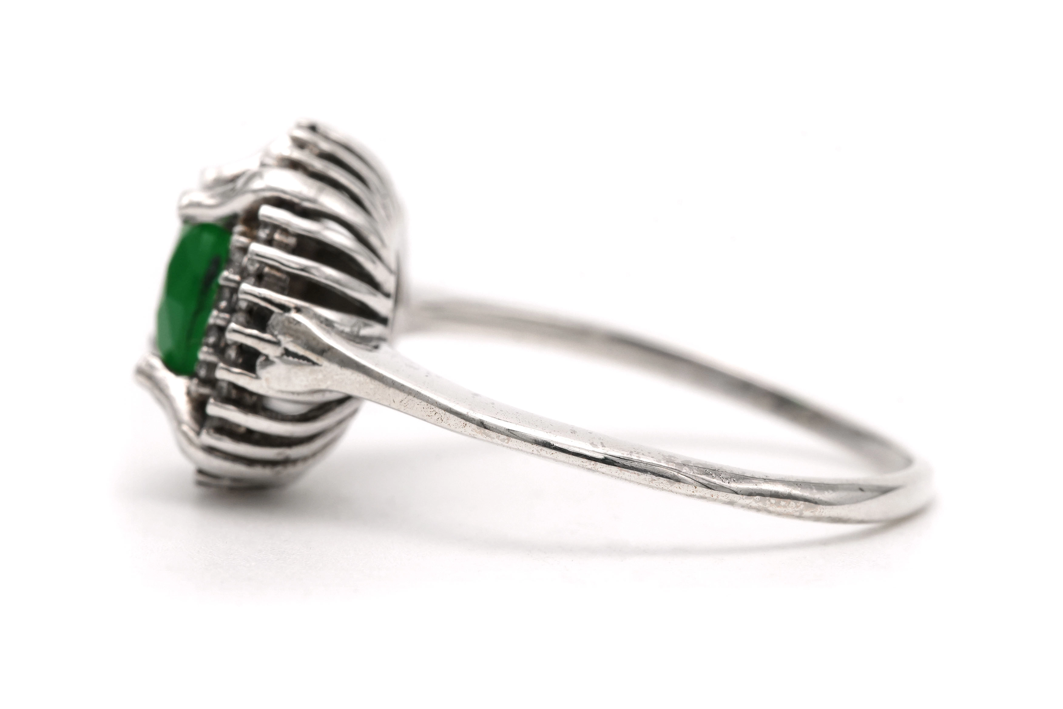 Bague contemporaine en argent 925 sertie d'un chrysoprase et de zirconiums - 3