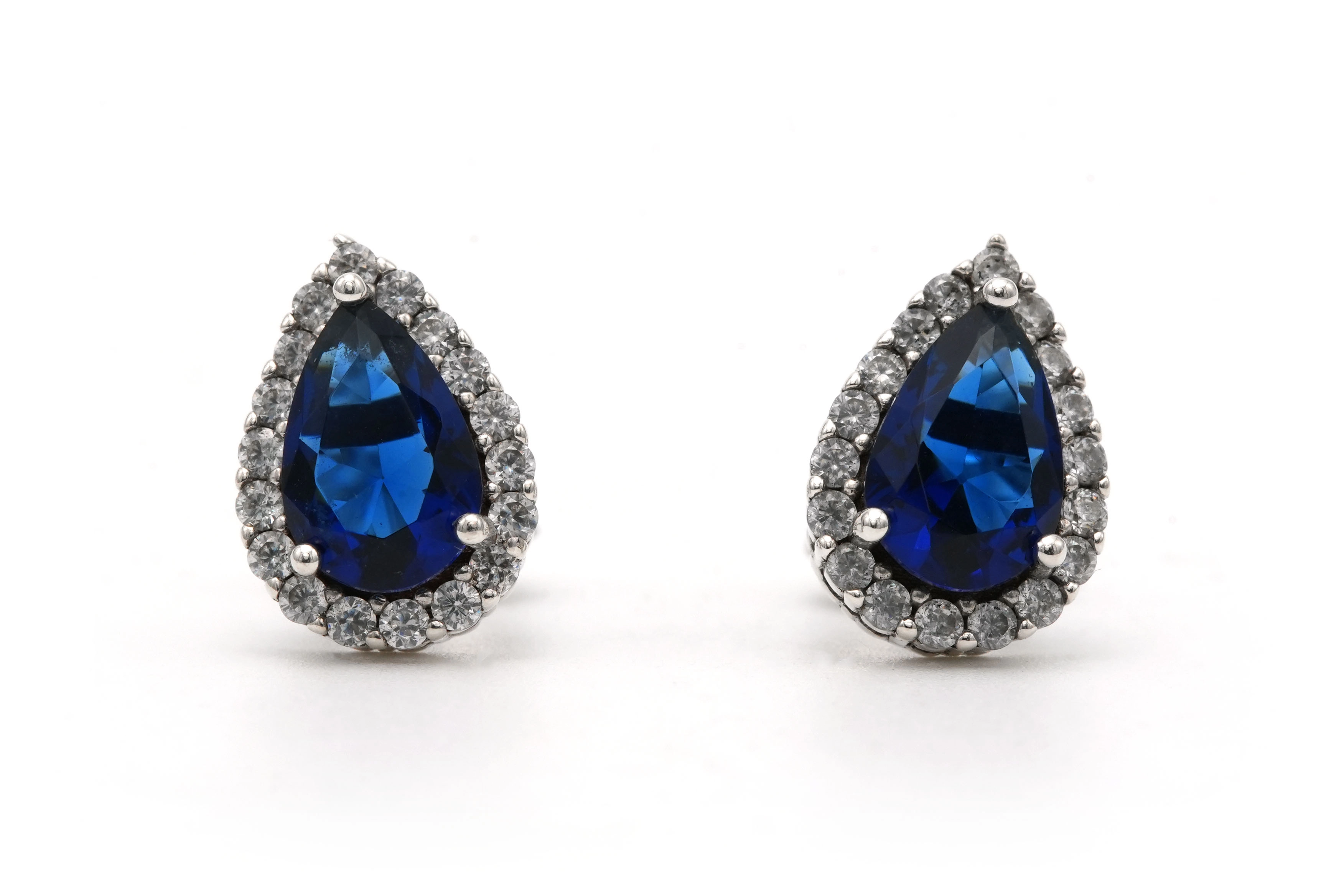 Boucles d'oreilles contemporaines en argent 925 serties de saphirs de synthèse et de zirconiums - 1
