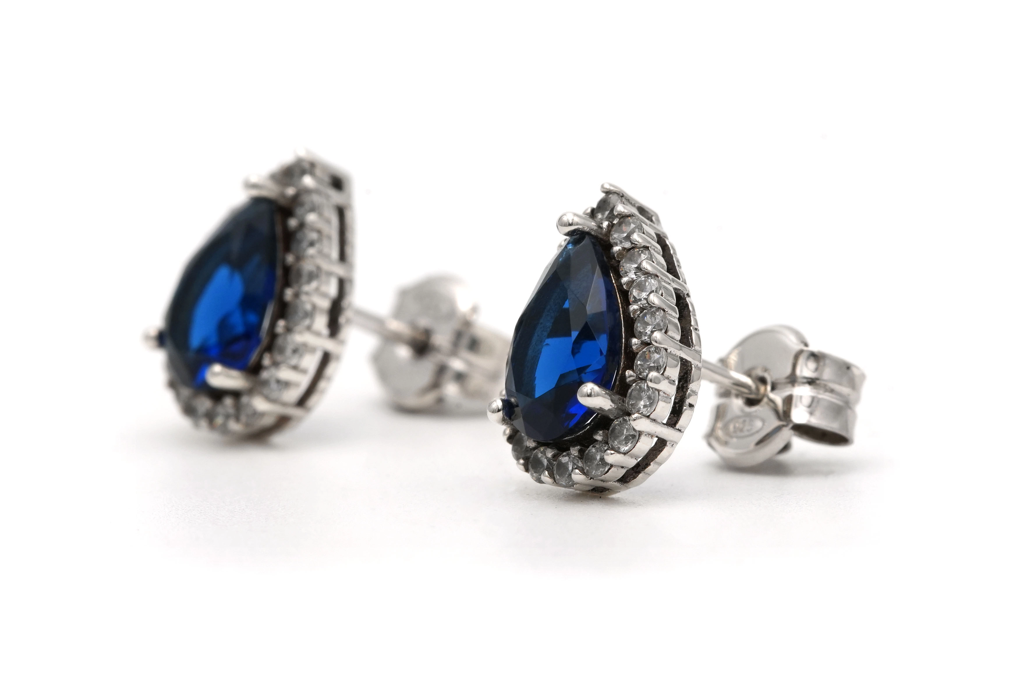 Boucles d'oreilles contemporaines en argent 925 serties de saphirs de synthèse et de zirconiums - 2
