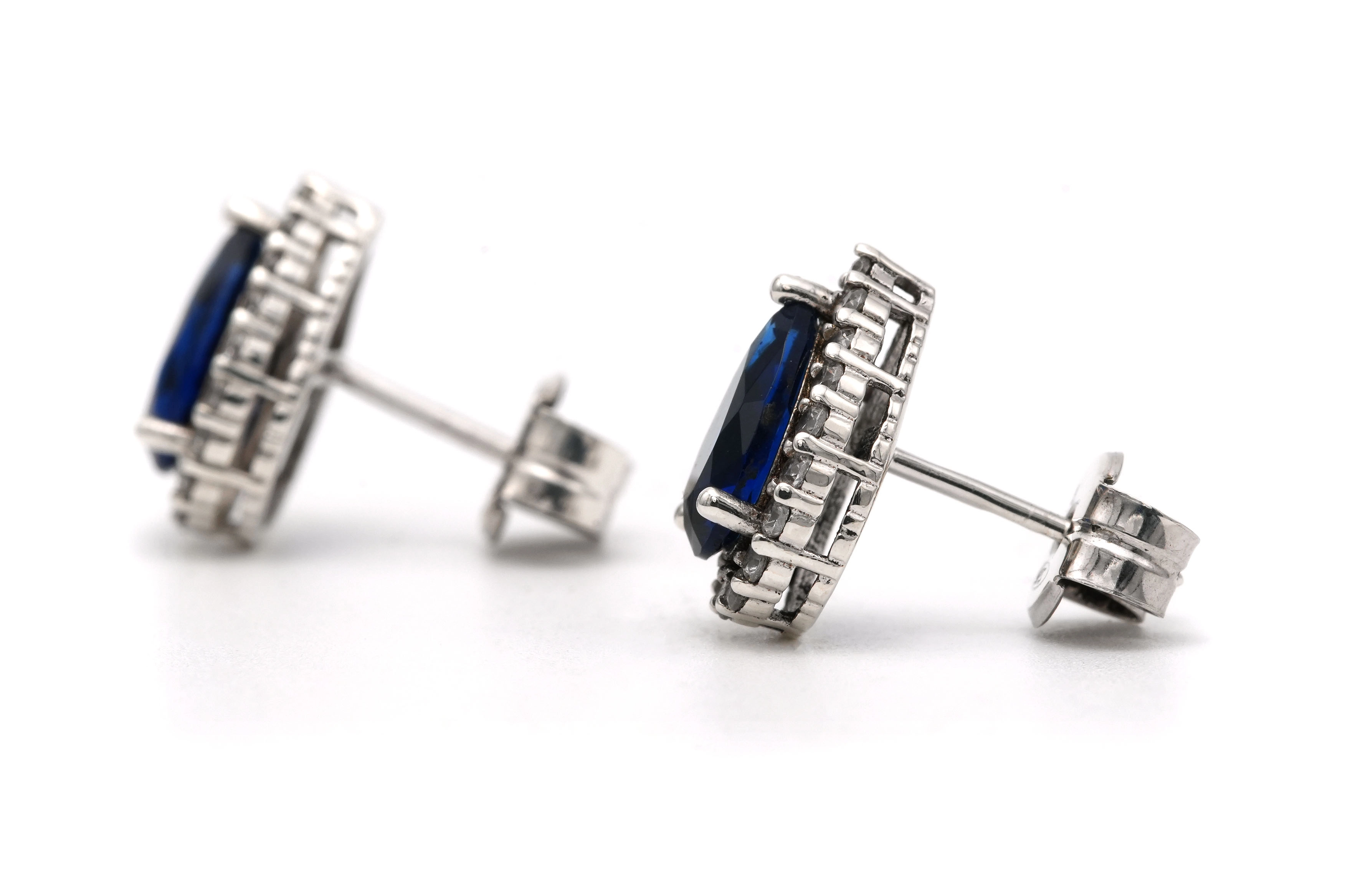 Boucles d'oreilles contemporaines en argent 925 serties de saphirs de synthèse et de zirconiums - 3