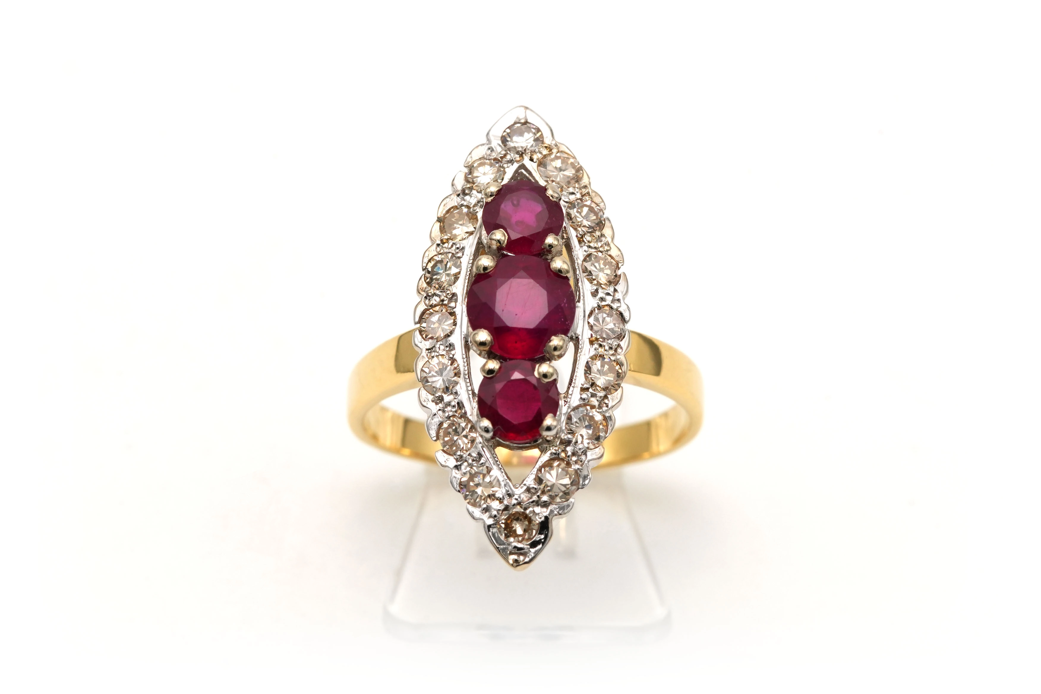 Bague marquise Années 70 en or jaune et blanc 18 carats sertie de rubis et de diamants taille "brillant" (+-ct) - 1