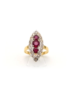 Bague marquise Années 70 en or jaune et blanc 18 carats sertie de rubis et de diamants taille "brillant" (+-ct) - 1